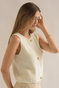 Fashion Styled Chaleco crochet botones dorados Ivory