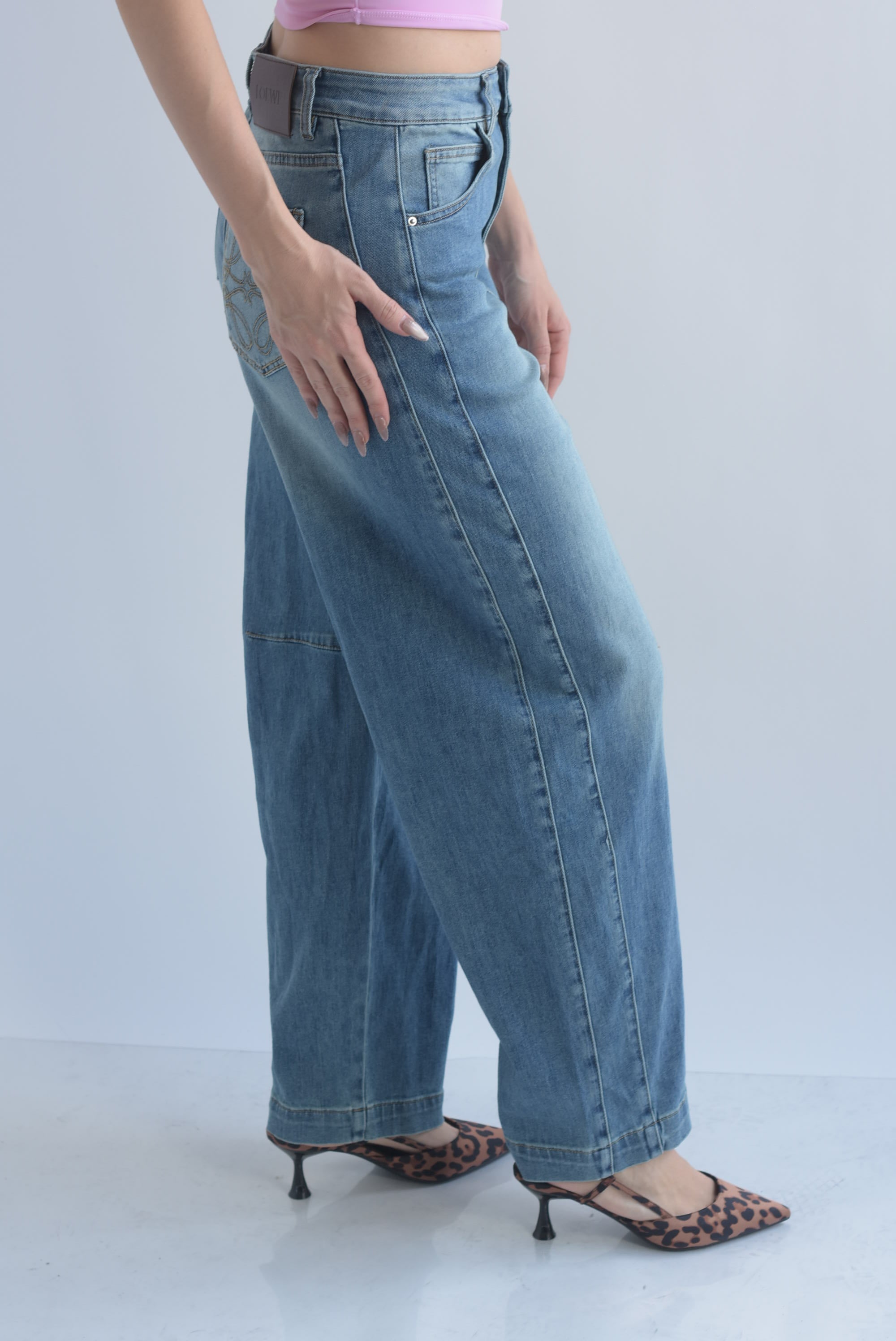 Jeans barrel bolsillo bordado