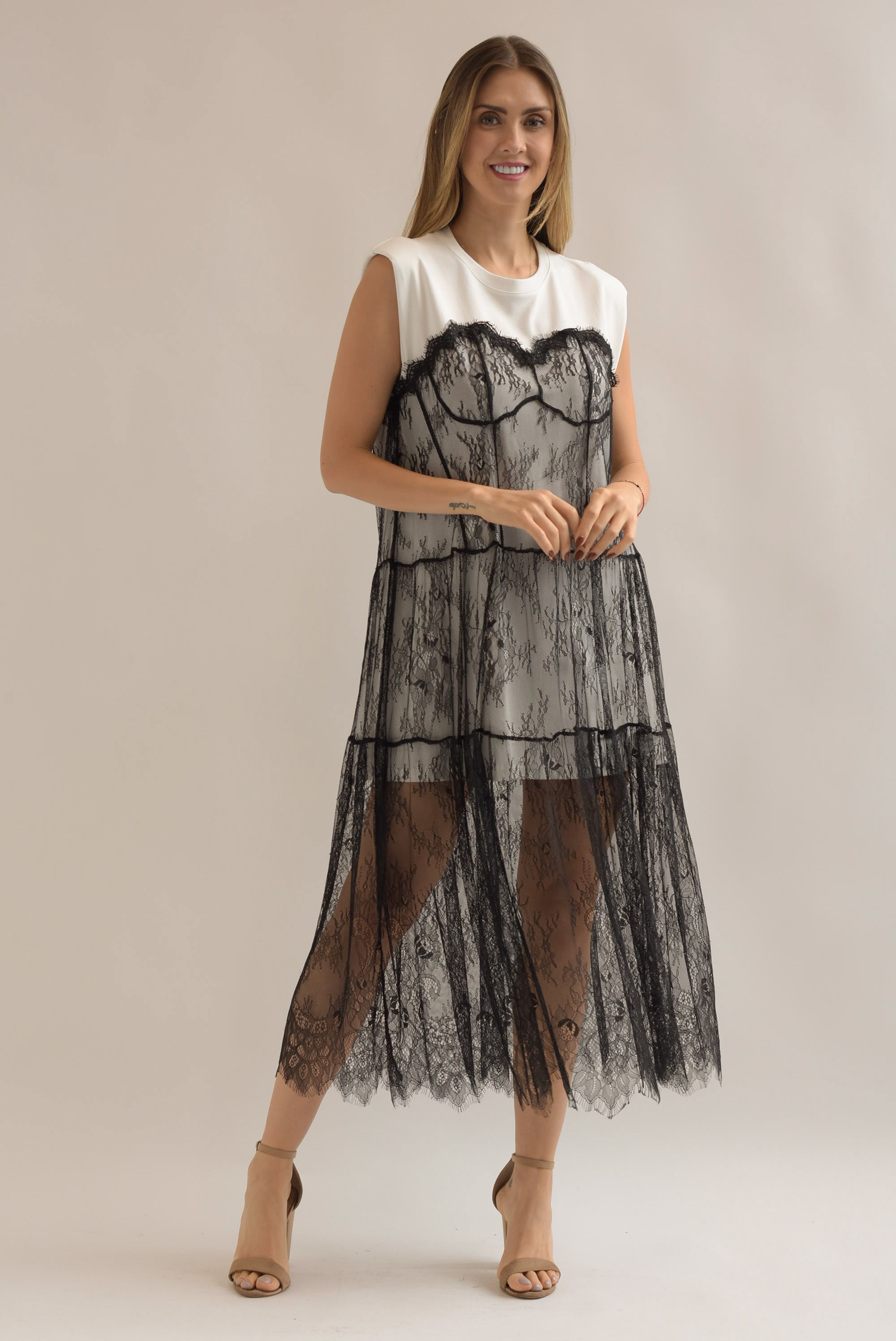 Vestido encaje en sobreposición con T-Shirt