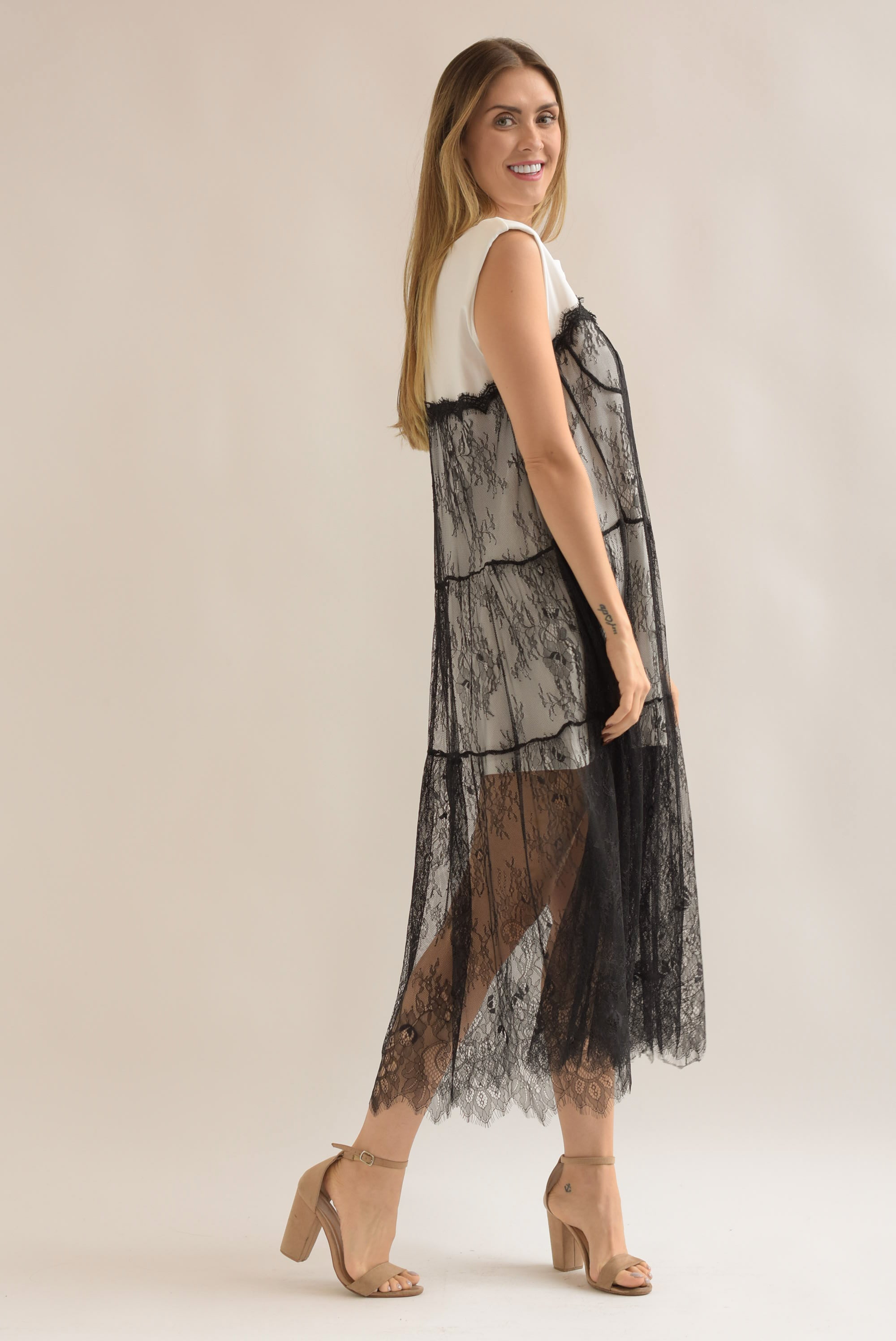 Vestido encaje en sobre posición con T-Shirt