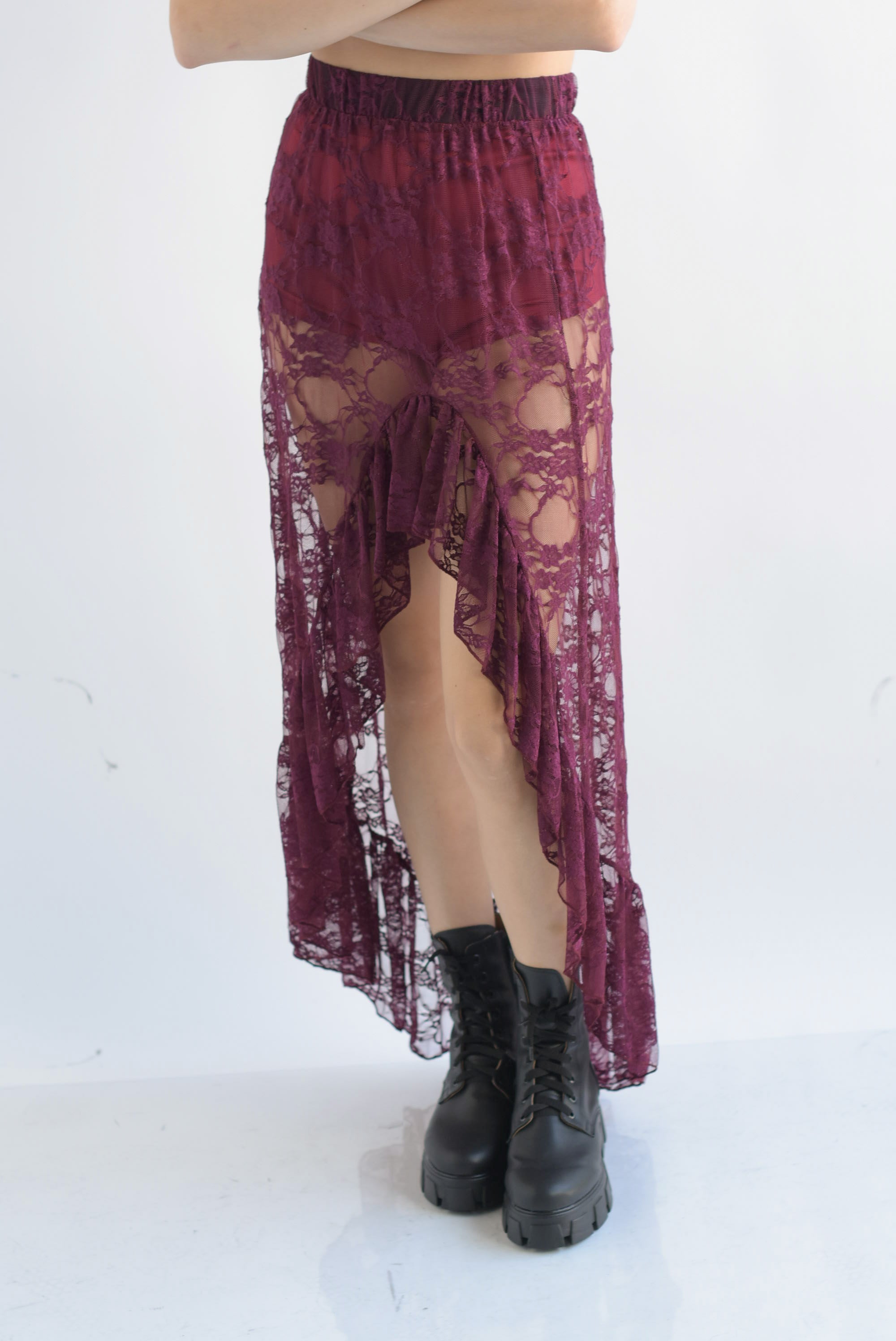 Falda encaje abertura asimétrica y short Vino