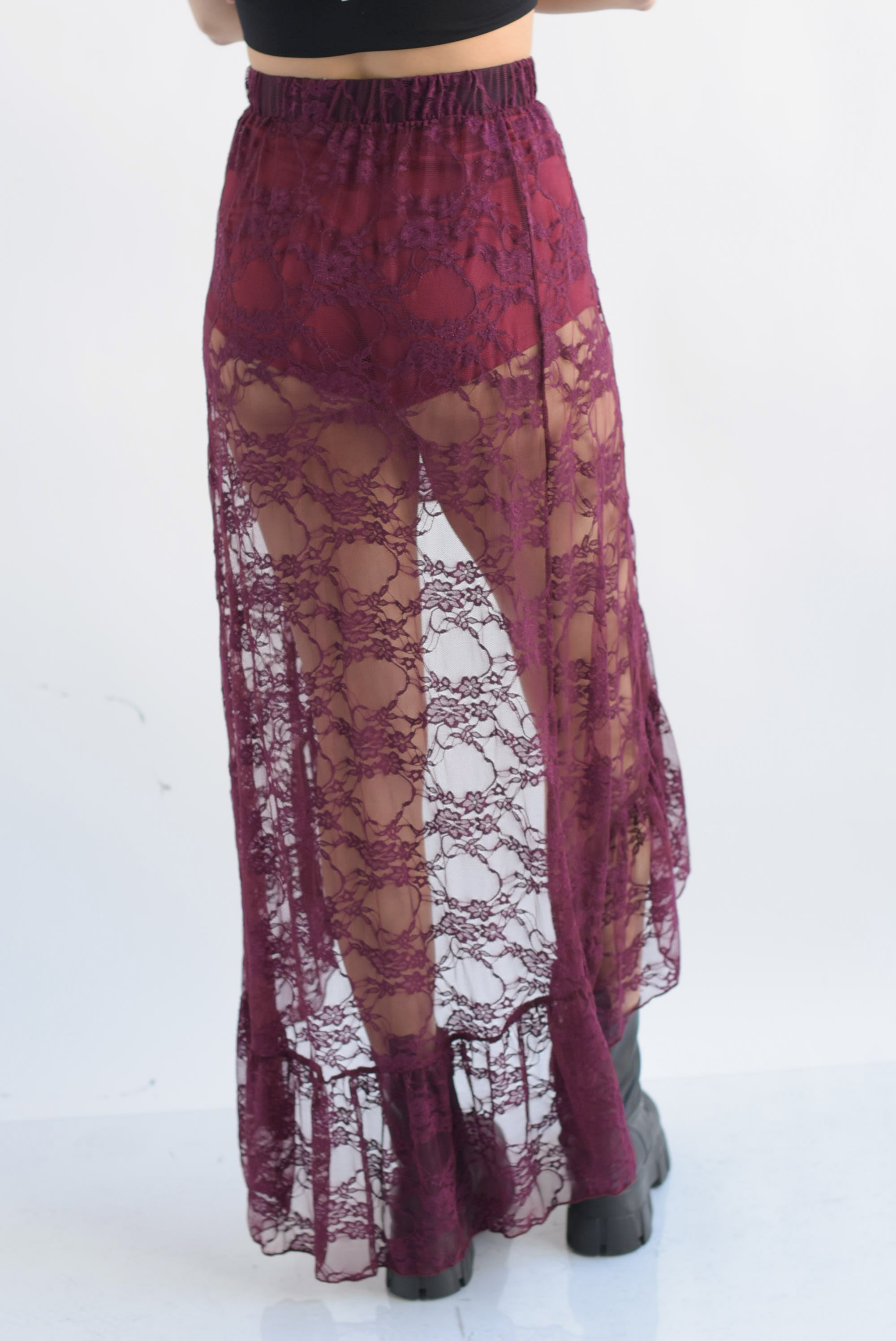 Falda encaje abertura asimétrica y short Vino