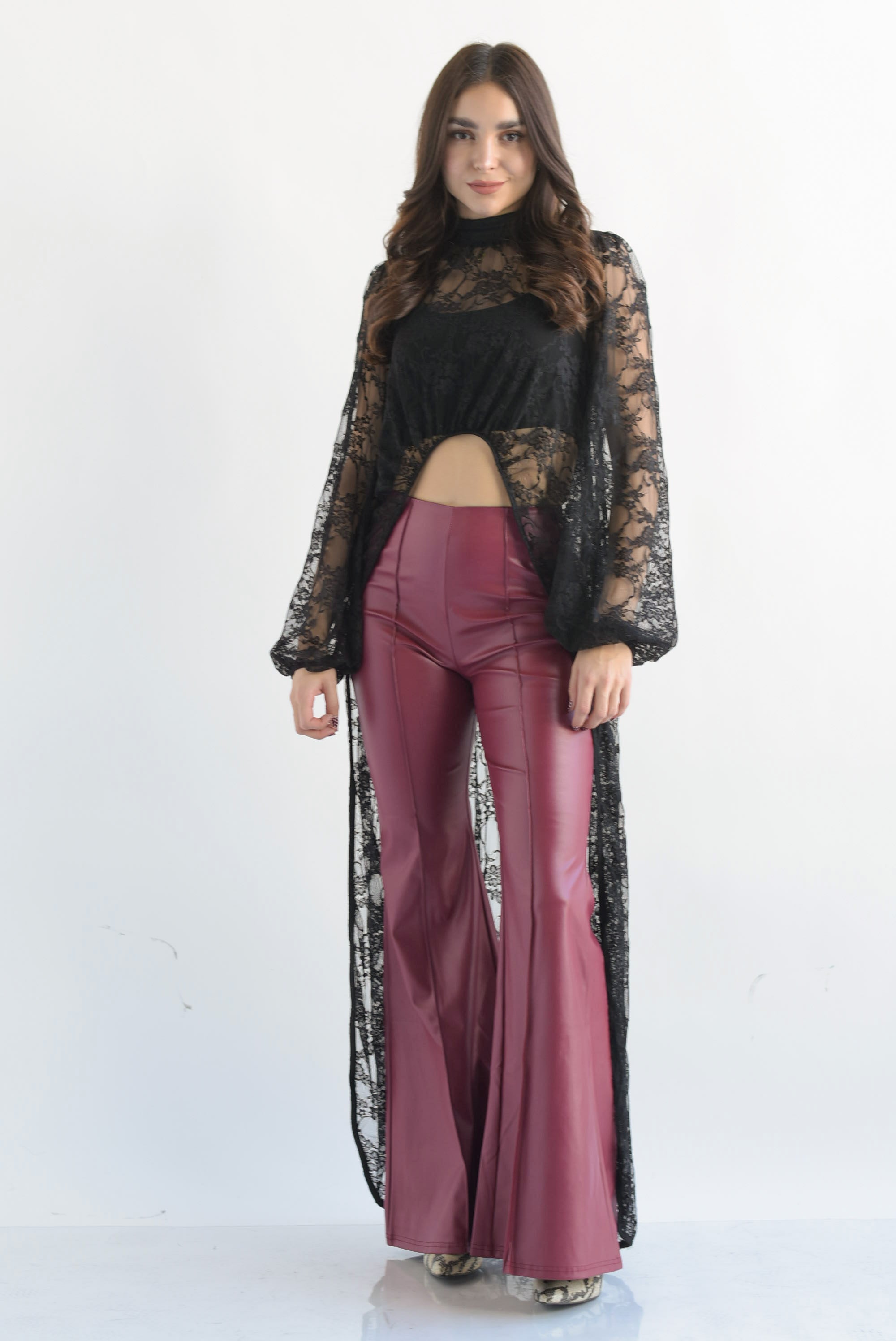 Pantalón vinipiel flare costuras Vino