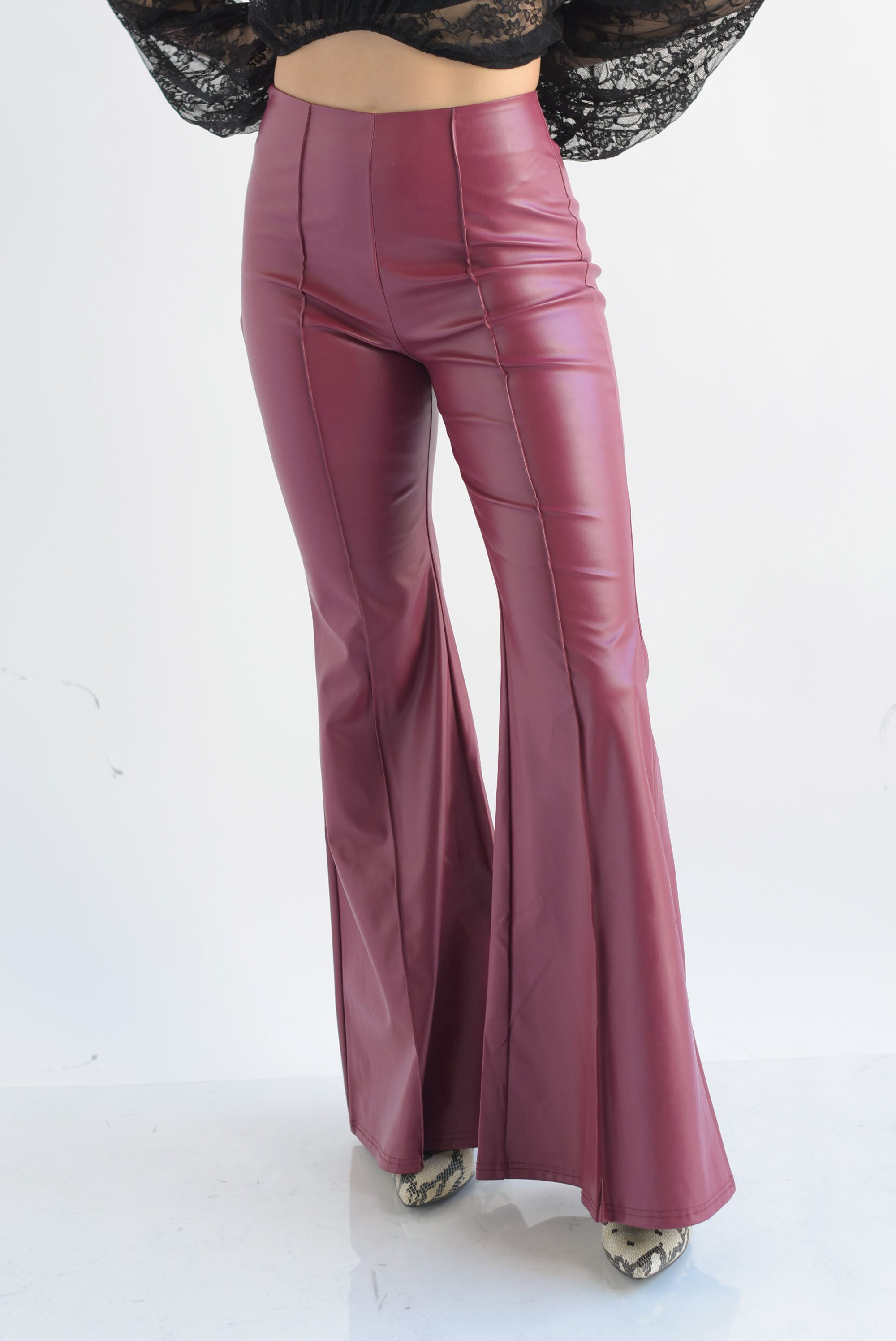 Pantalón vinipiel flare costuras Vino