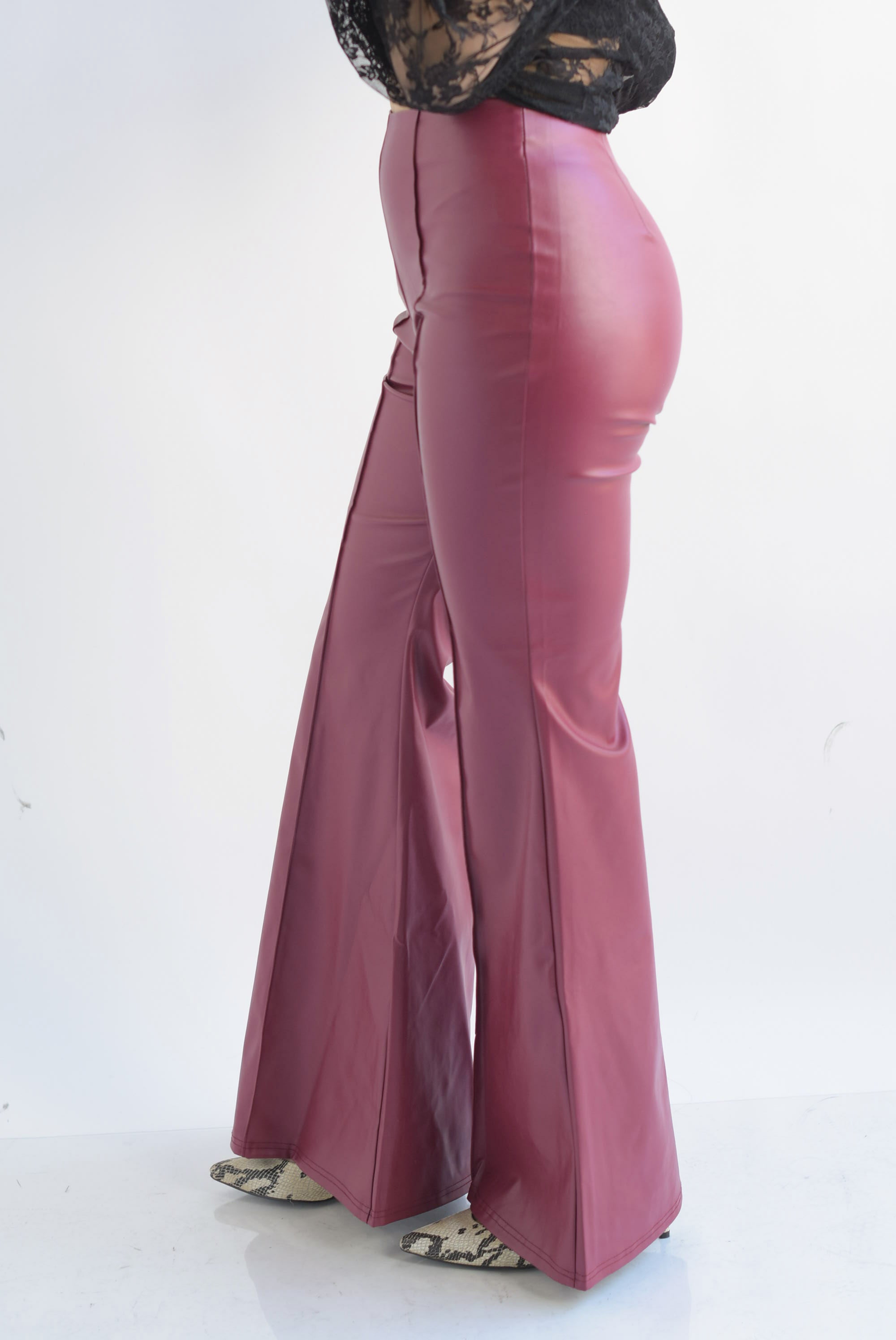 Pantalón vinipiel flare costuras Vino