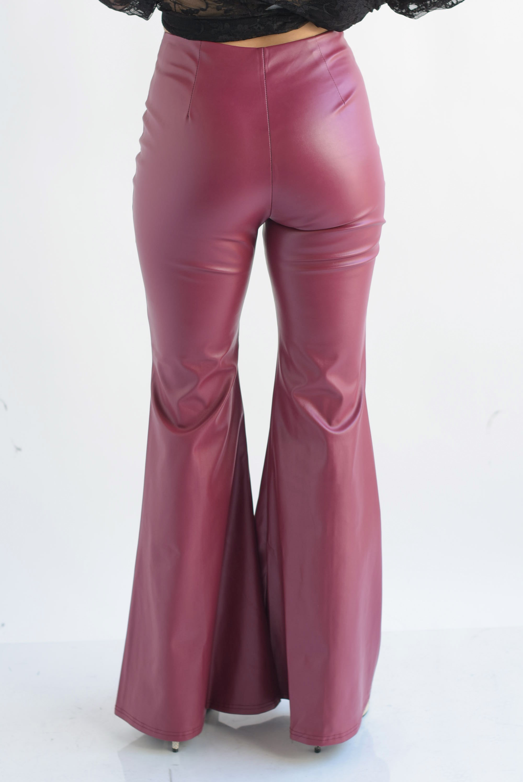 Pantalón vinipiel flare costuras Vino