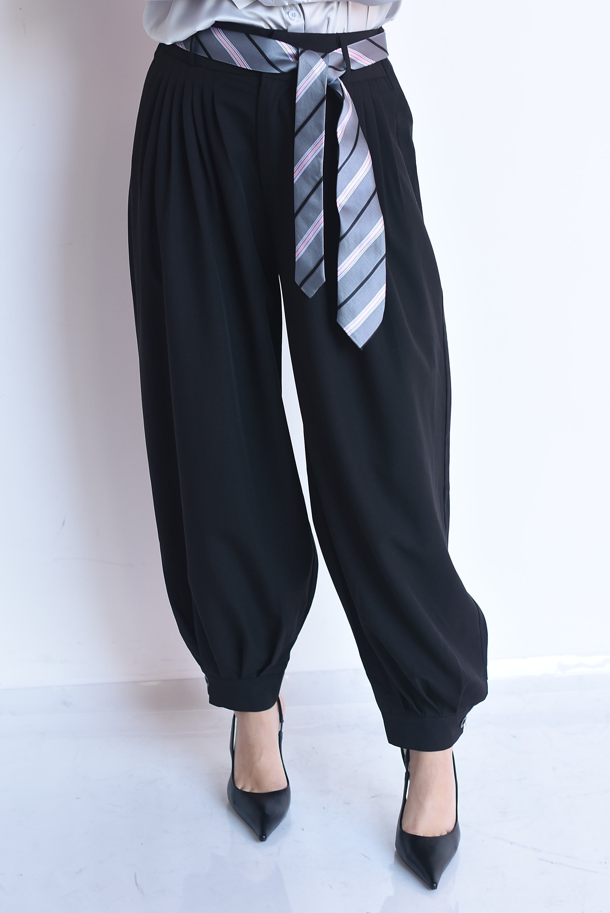 Pantalón globo plisado corbata
