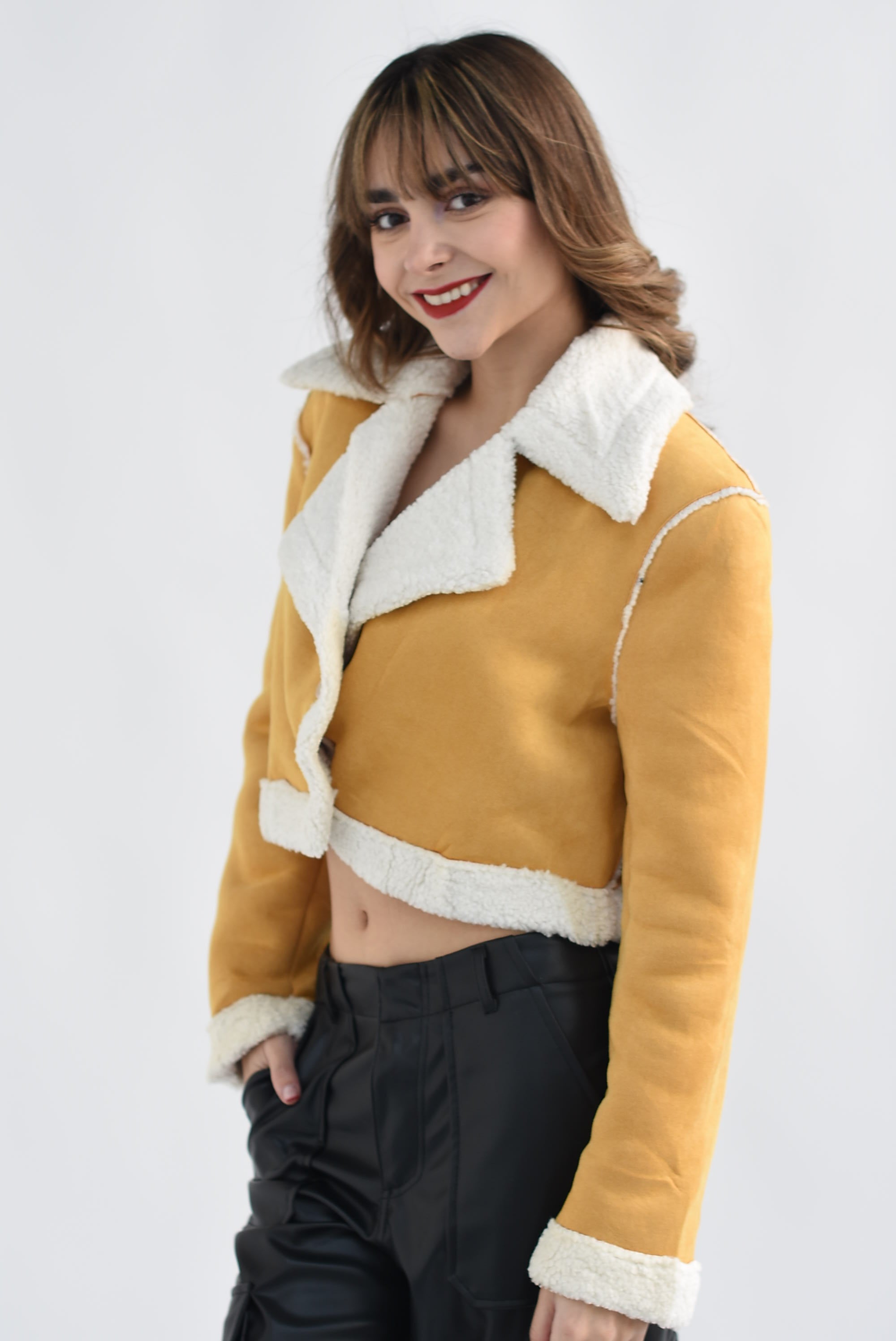 Chamarra crop ante borrega Mostaza