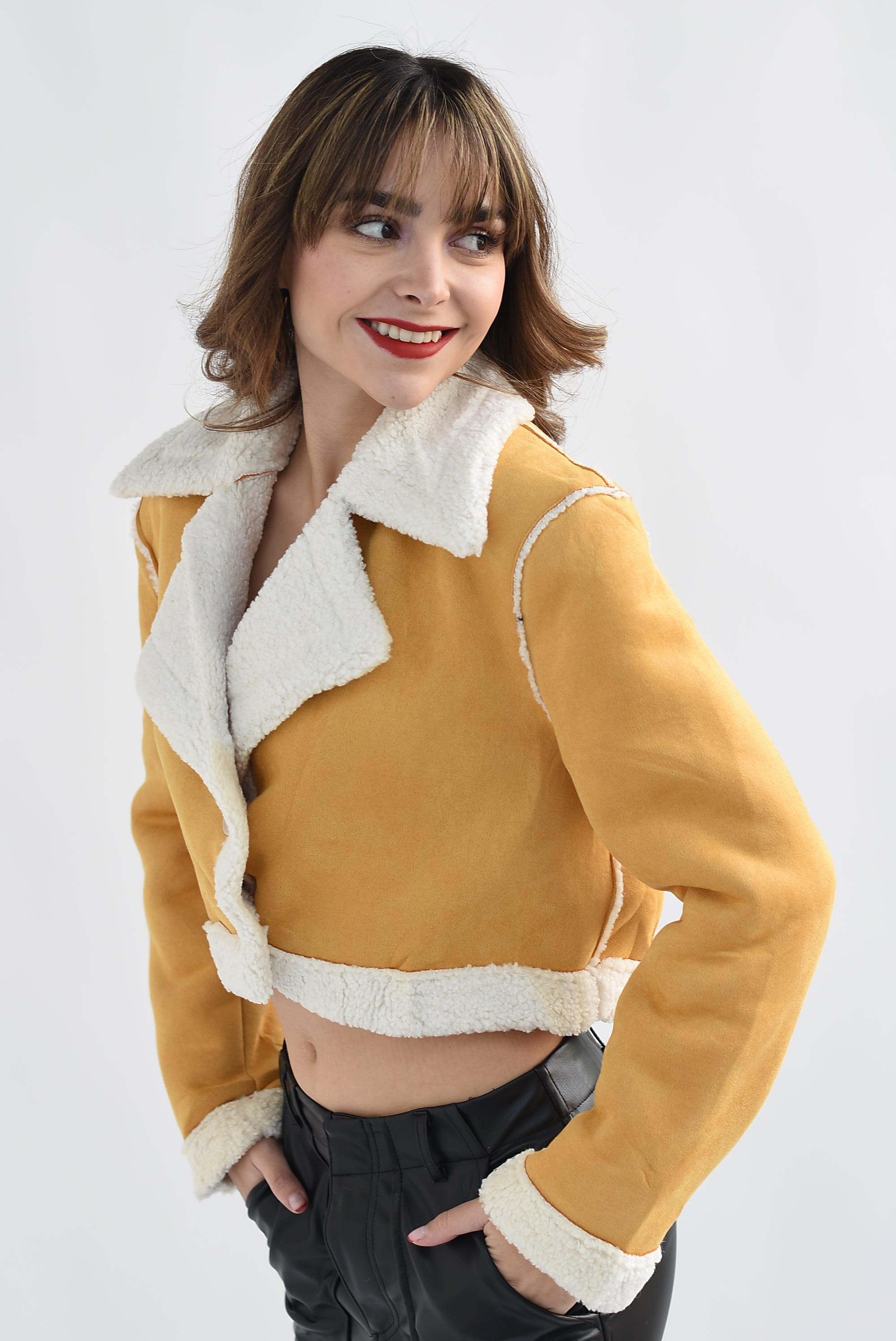 Chamarra crop ante borrega Mostaza