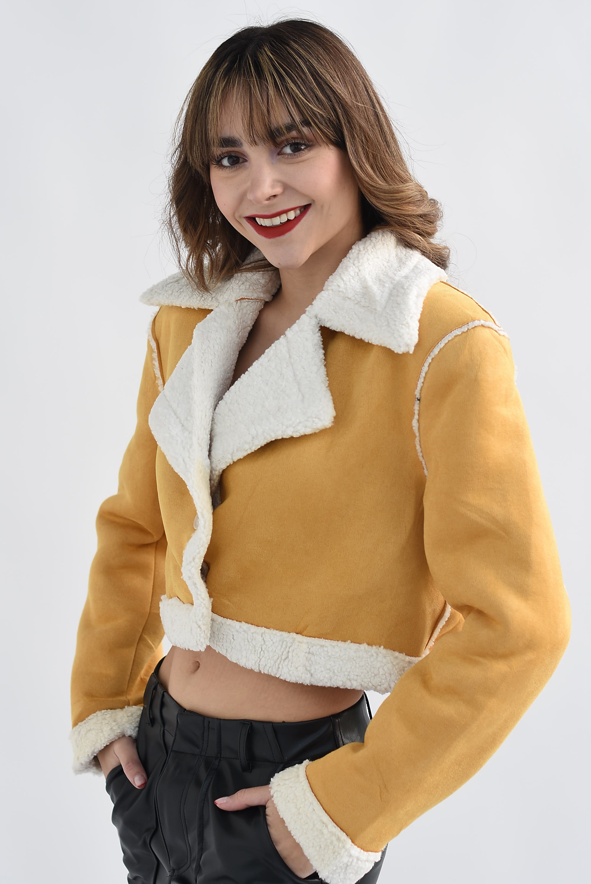 Chamarra crop ante borrega Mostaza