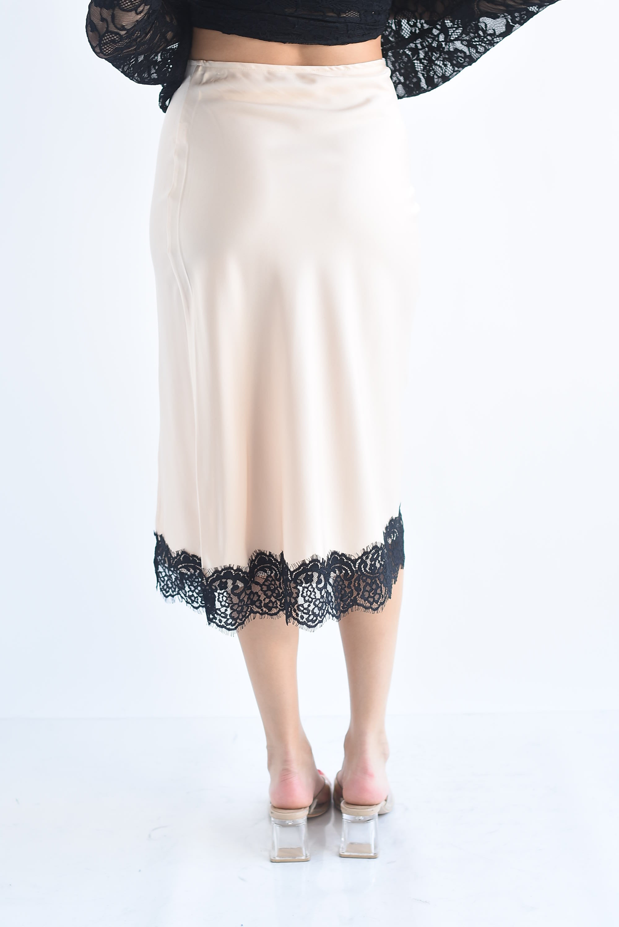 Falda midi lencera abertura encaje
