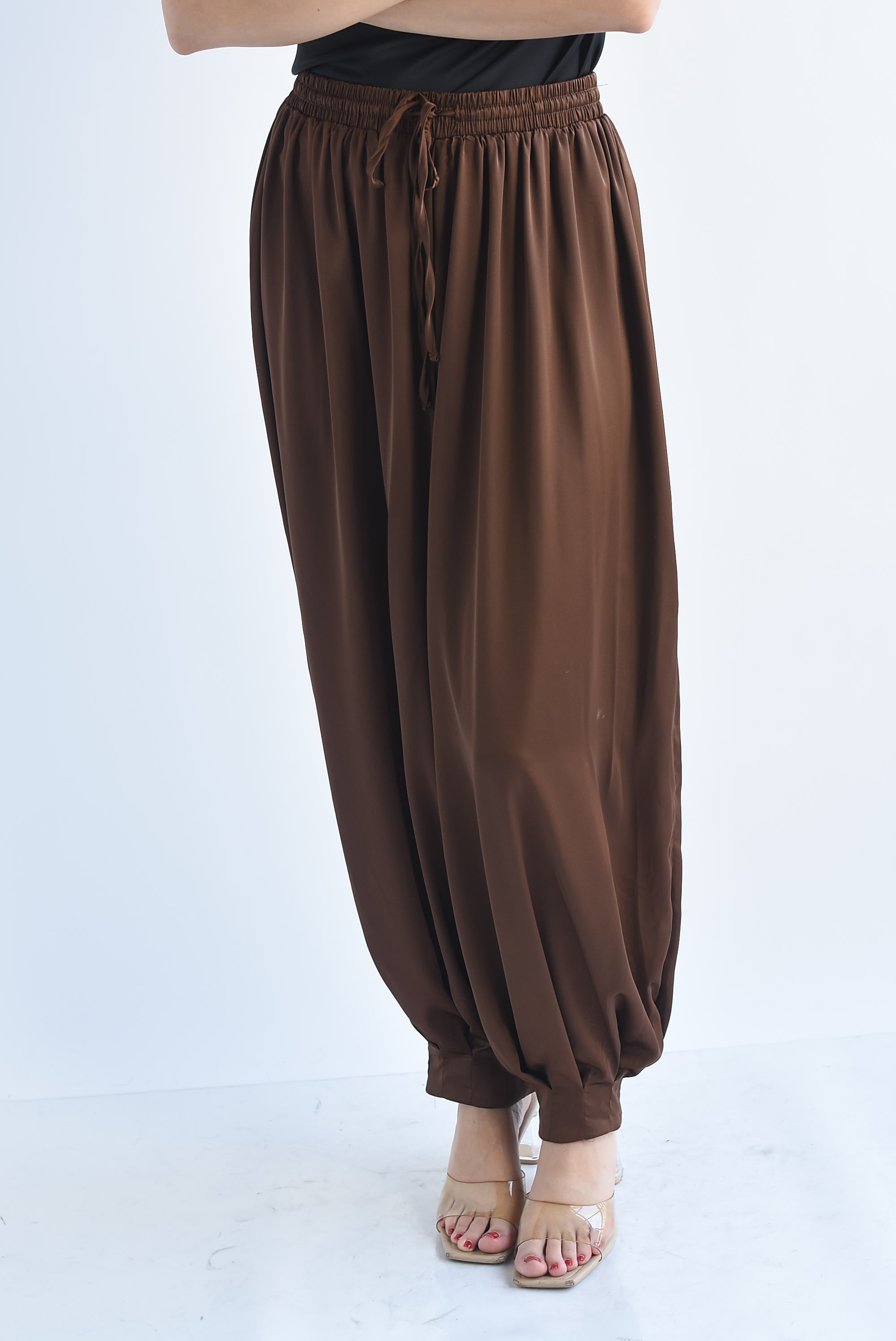 Pantalón globo satinado pinzas tobillos