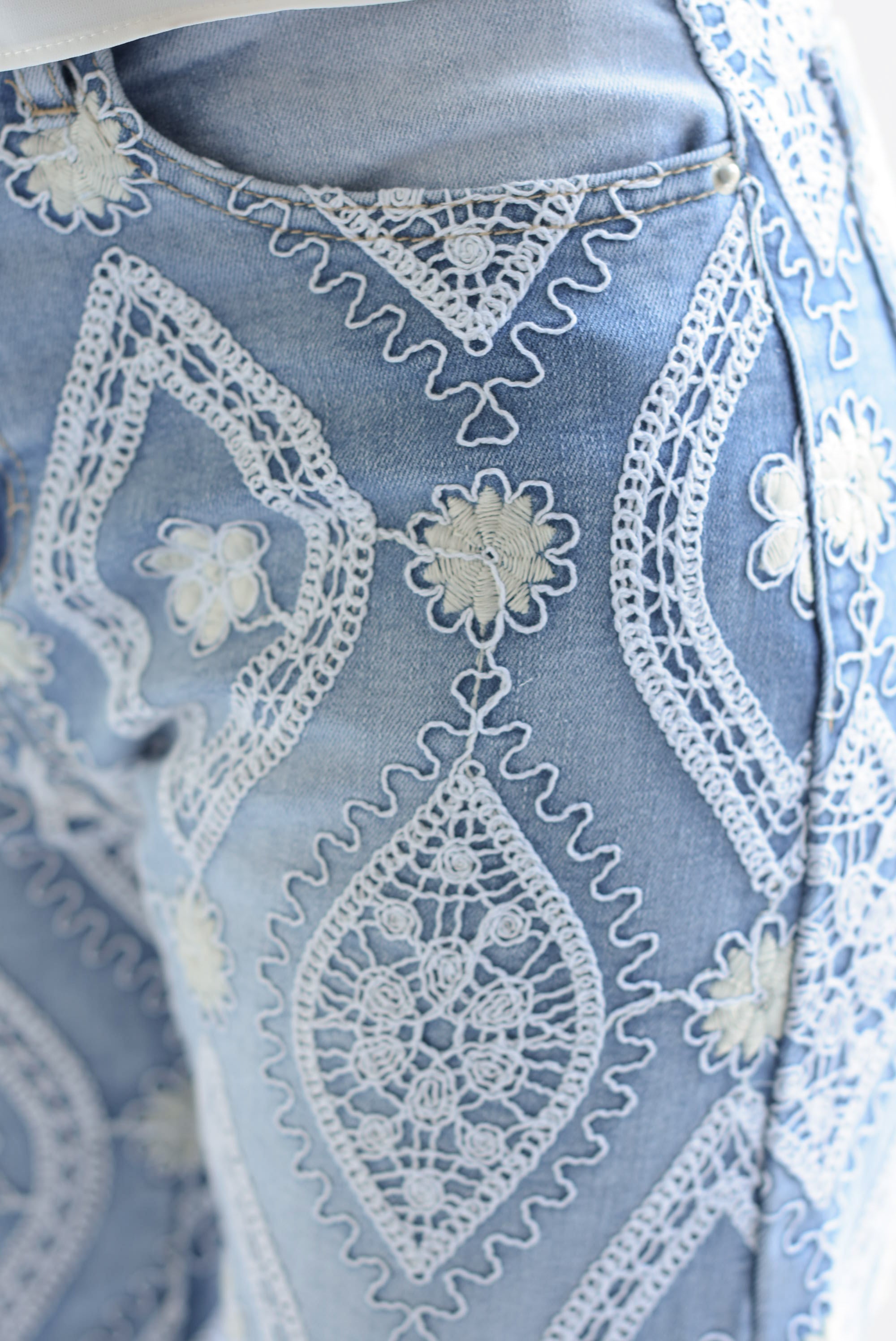 Jeans bordados Paisley