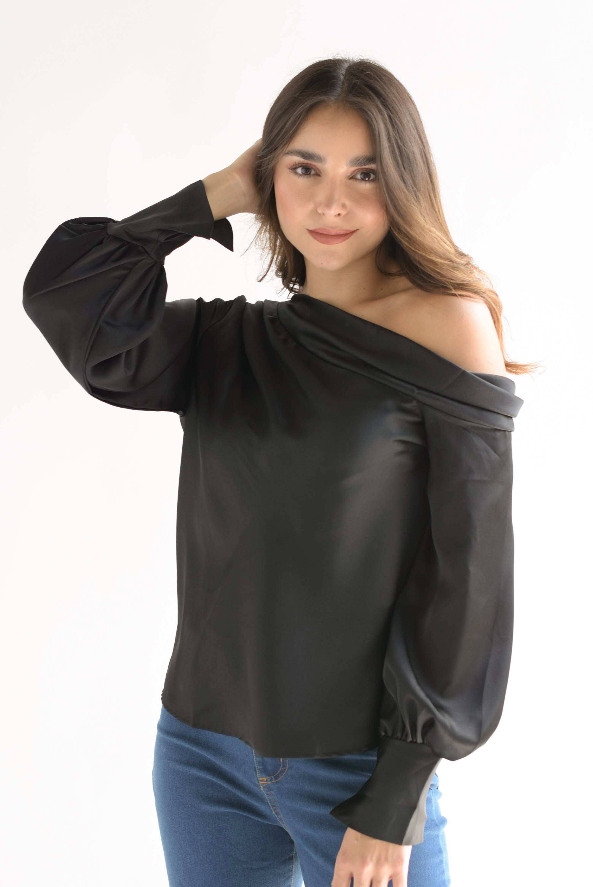 Blusa cuello drapeado satín Negro