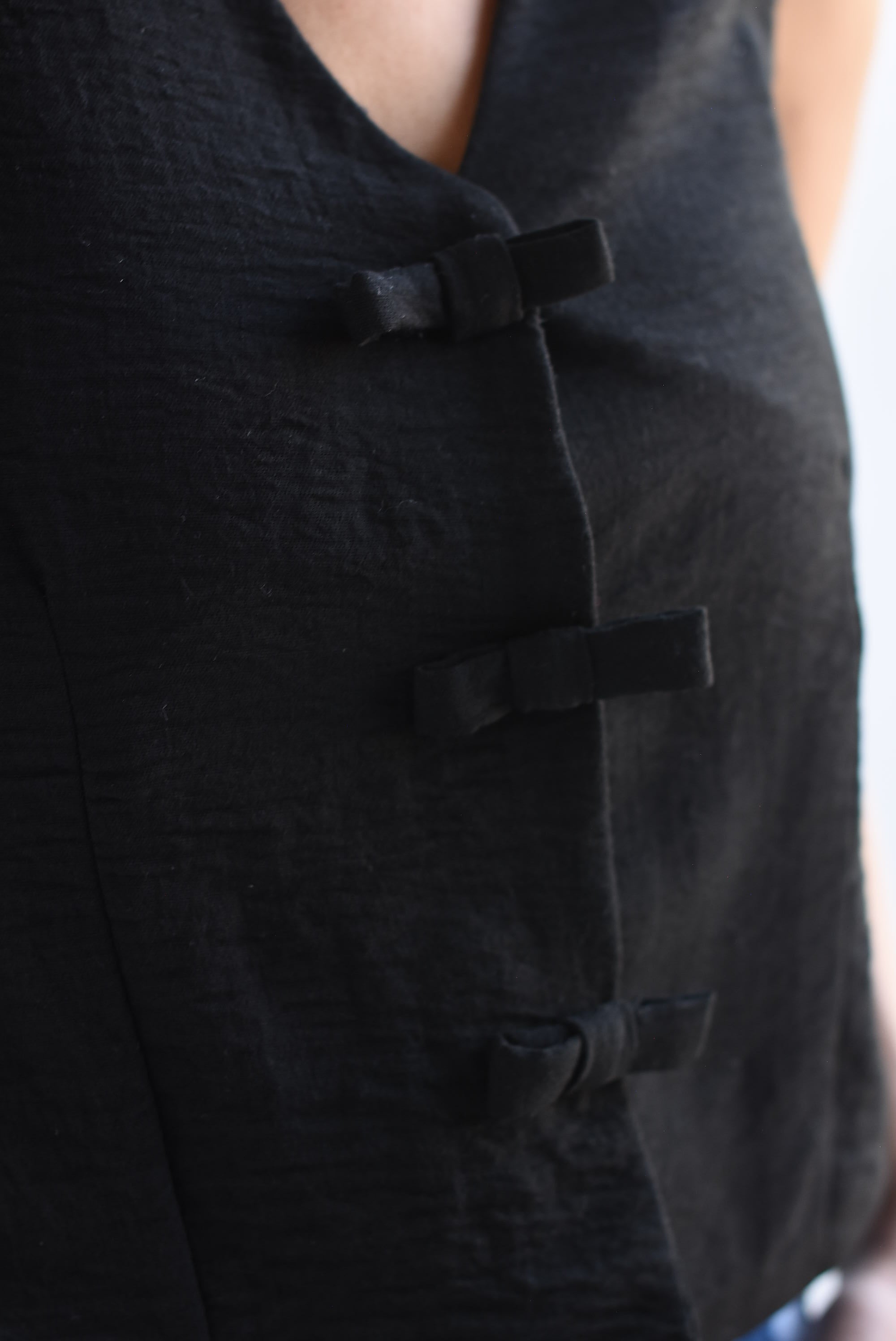 Chaleco broches lazos Negro