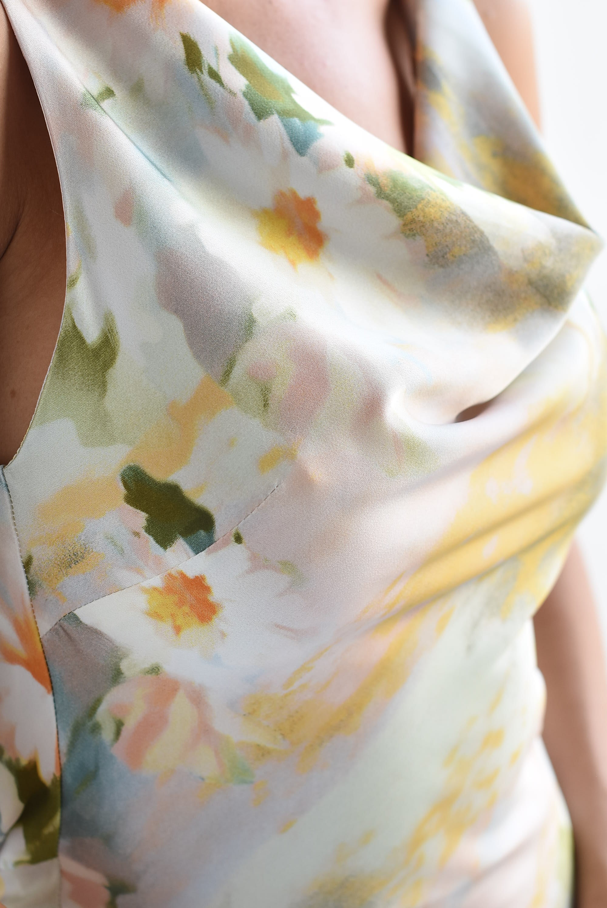 Vestido largo satín margaritas Pastel