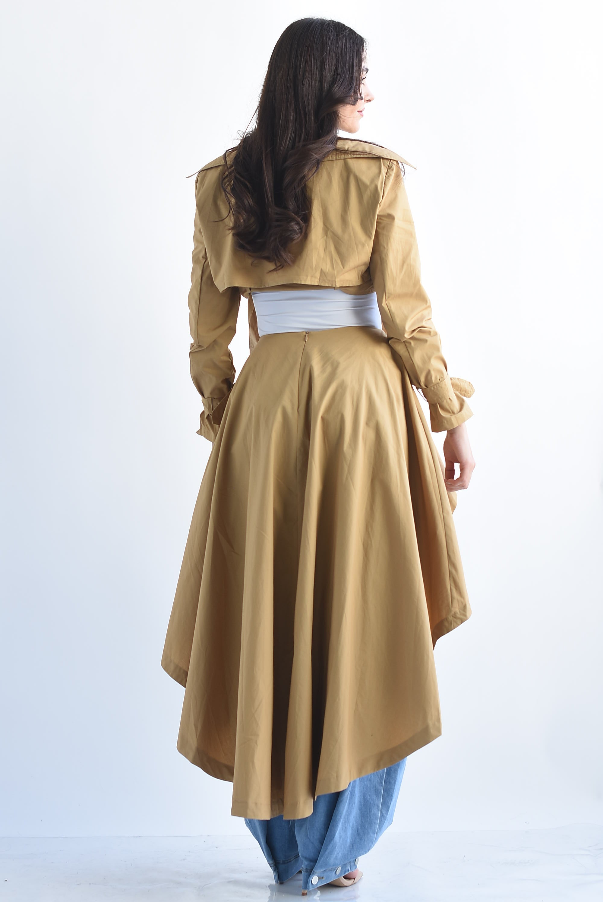 Gabardina crop con faldón