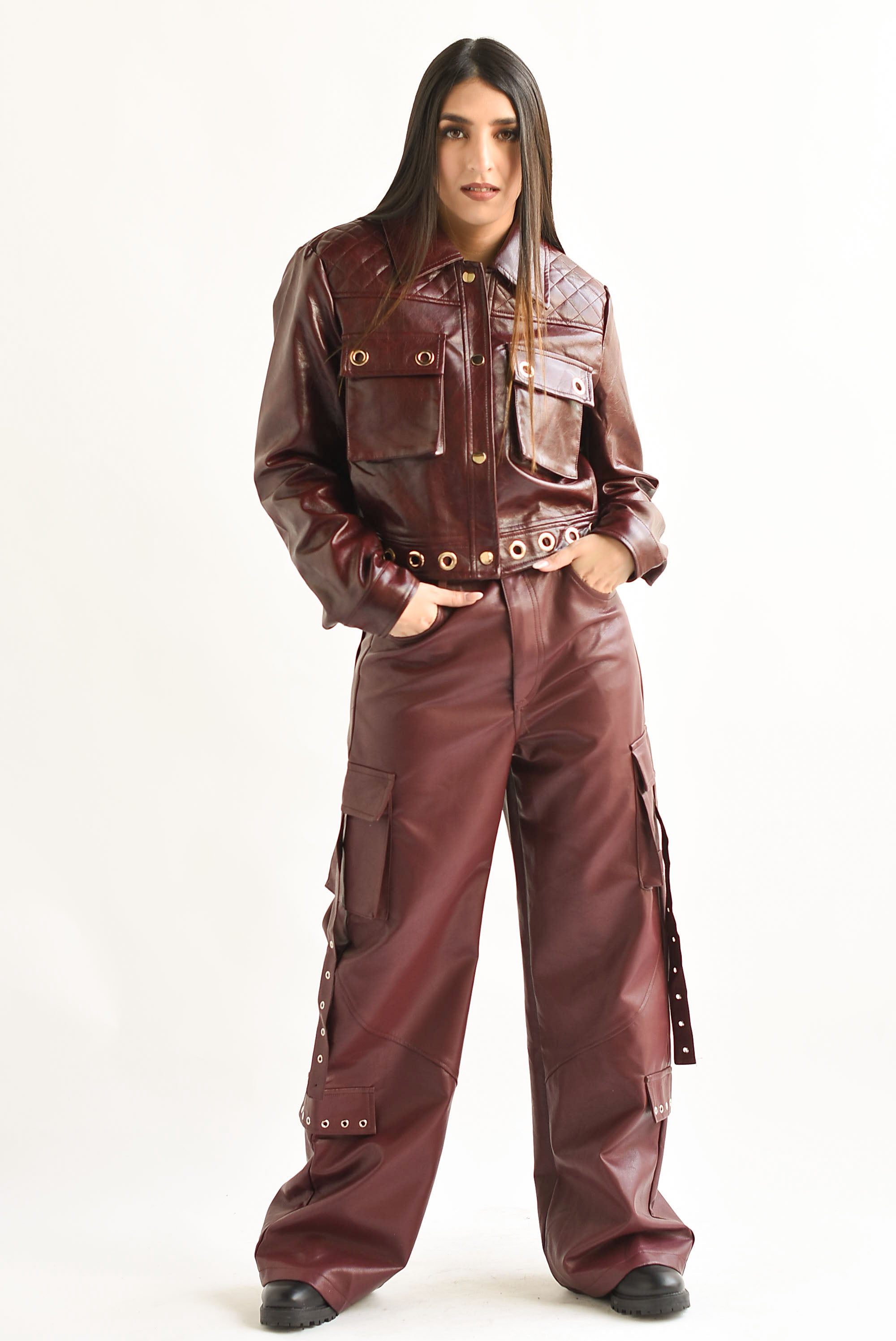 Pantalón cargo vinipiel argollas Vino