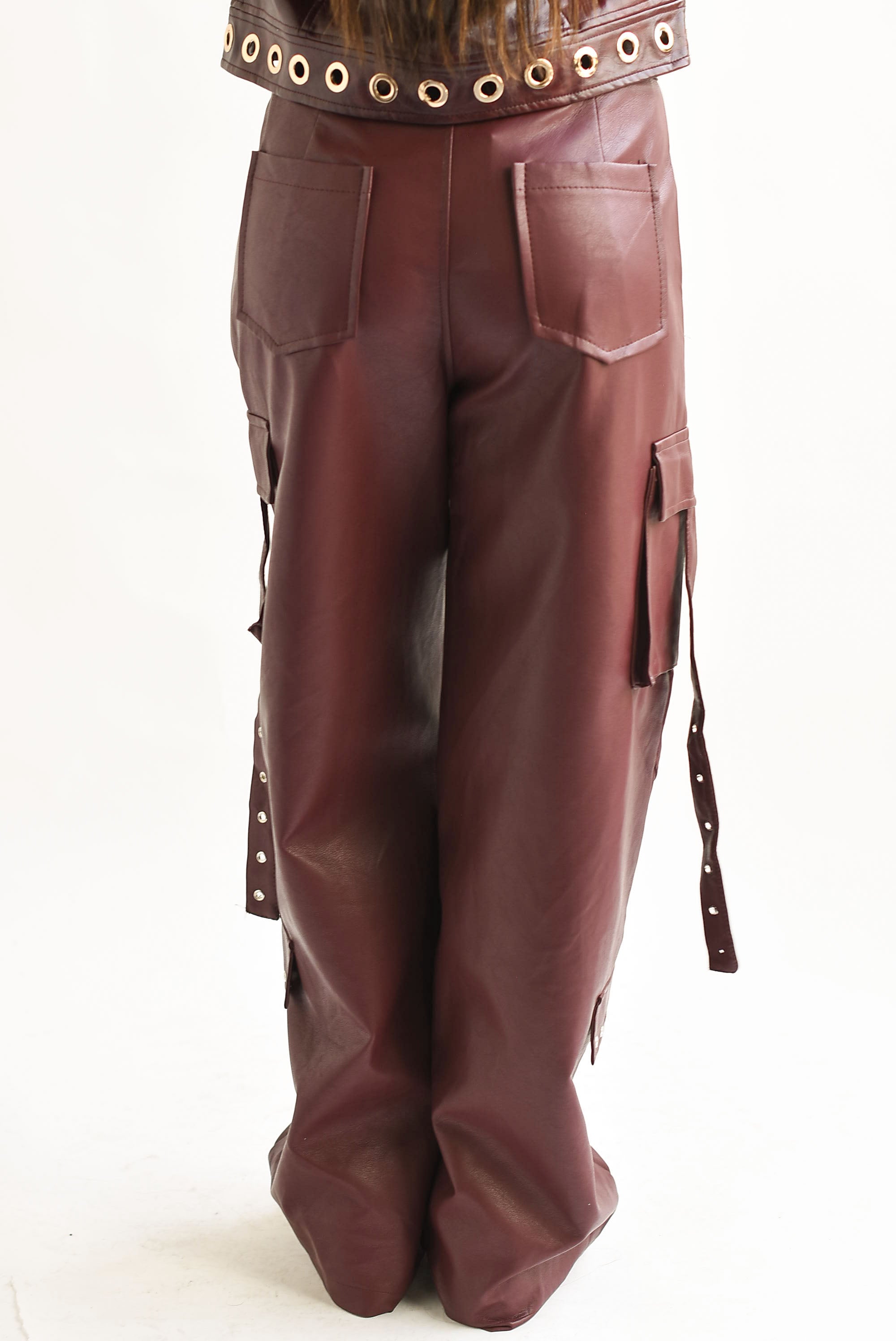 Pantalón cargo vinipiel argollas Vino