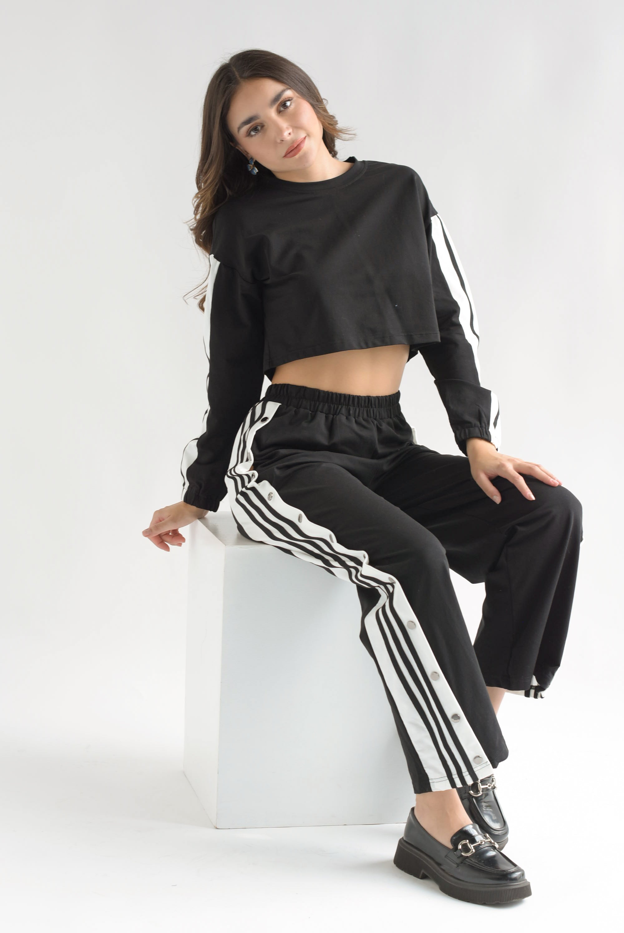 Set Pantalón y Sudadera crop track broches Negro