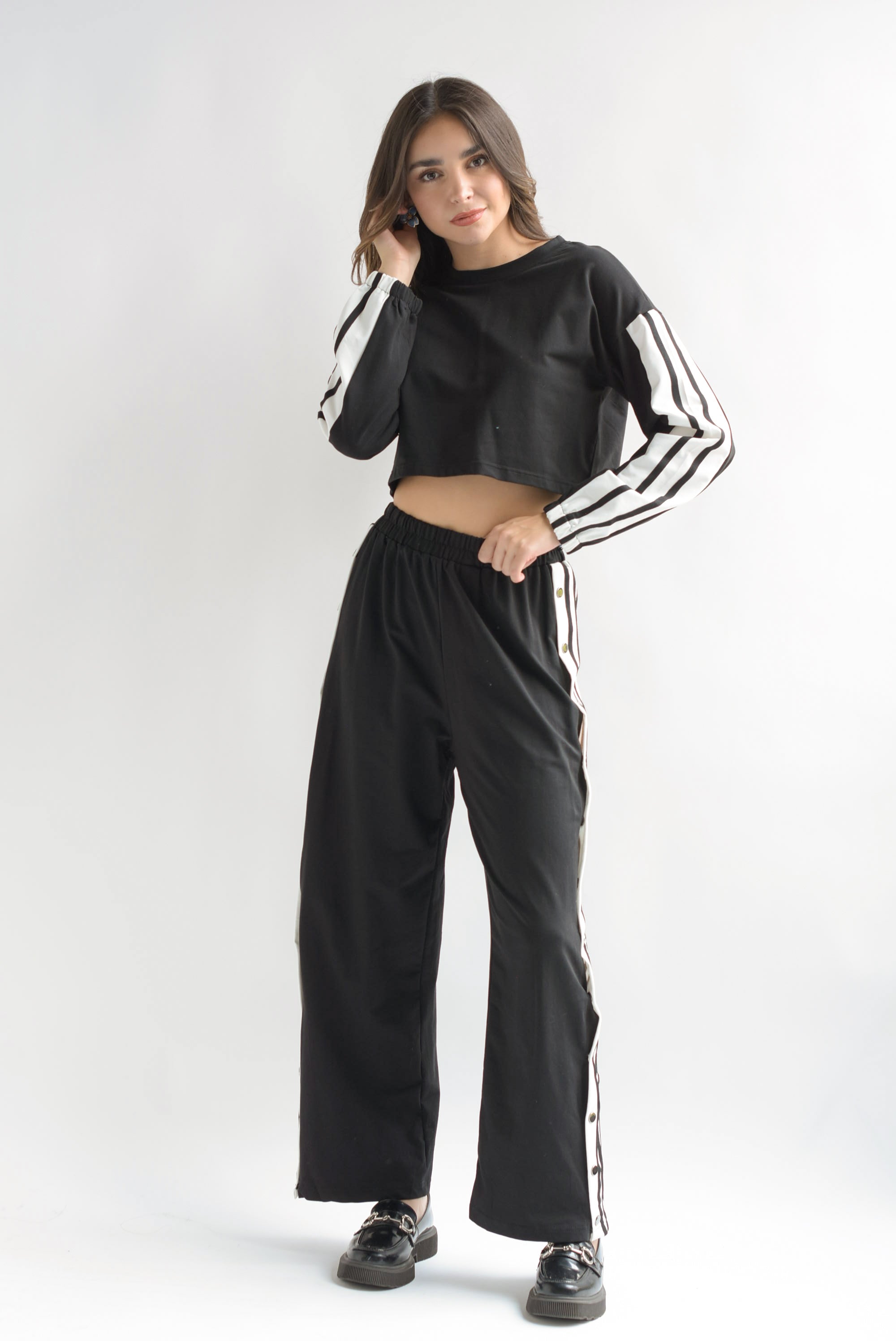 Set Pantalón y Sudadera crop track broches Negro