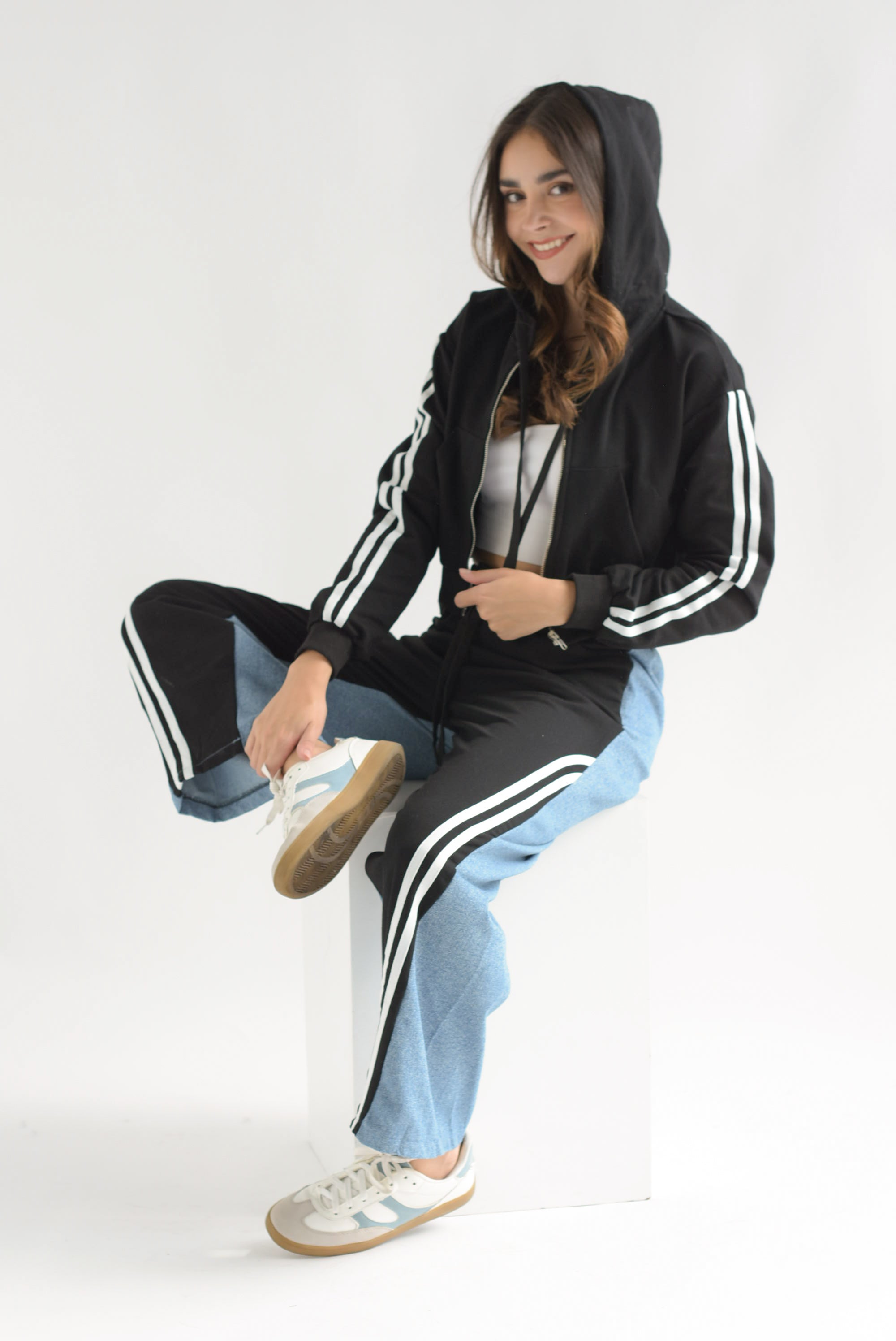 Set Pantalón denim y Hoodie track Negro