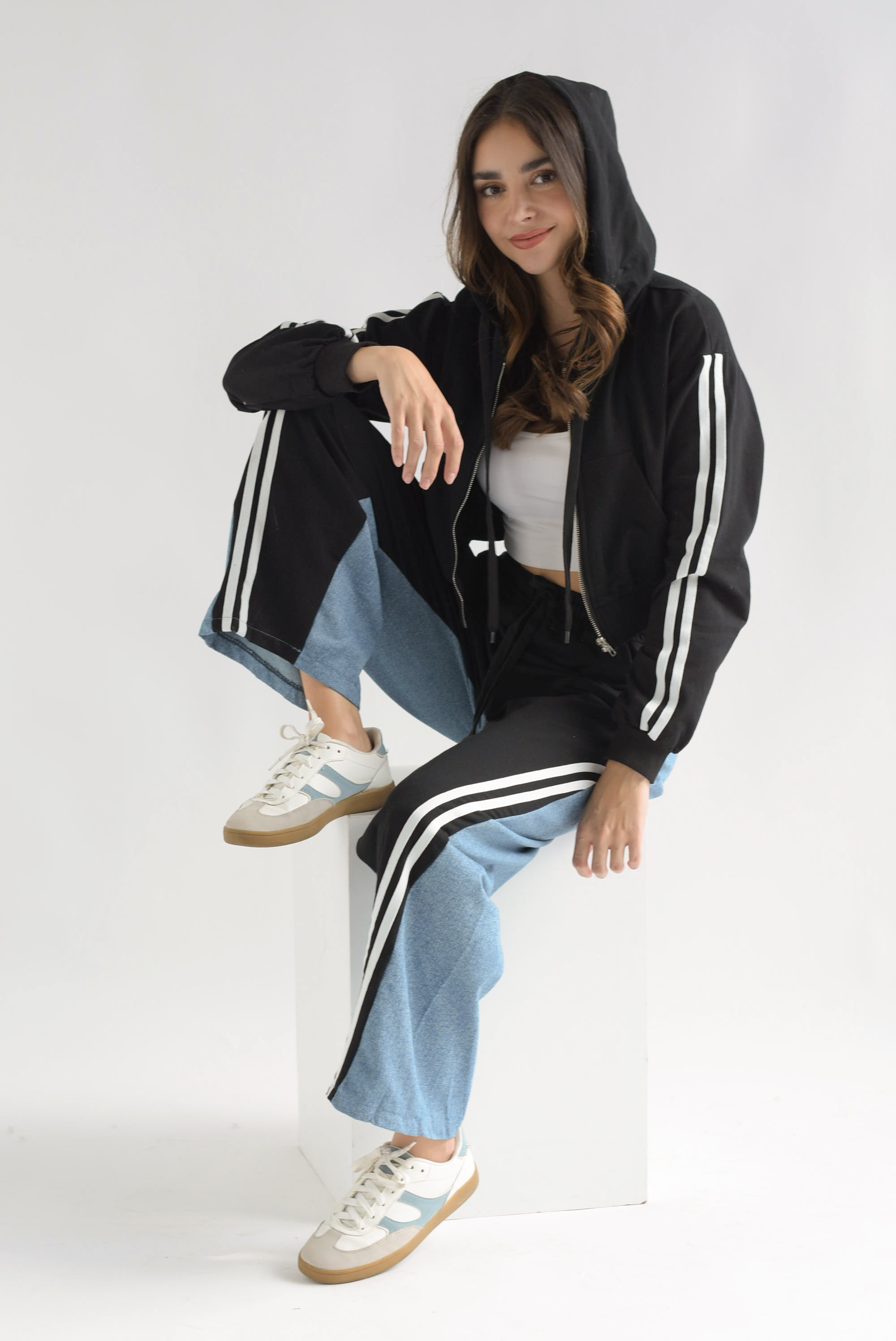 Set Pantalón denim y Hoodie track Negro