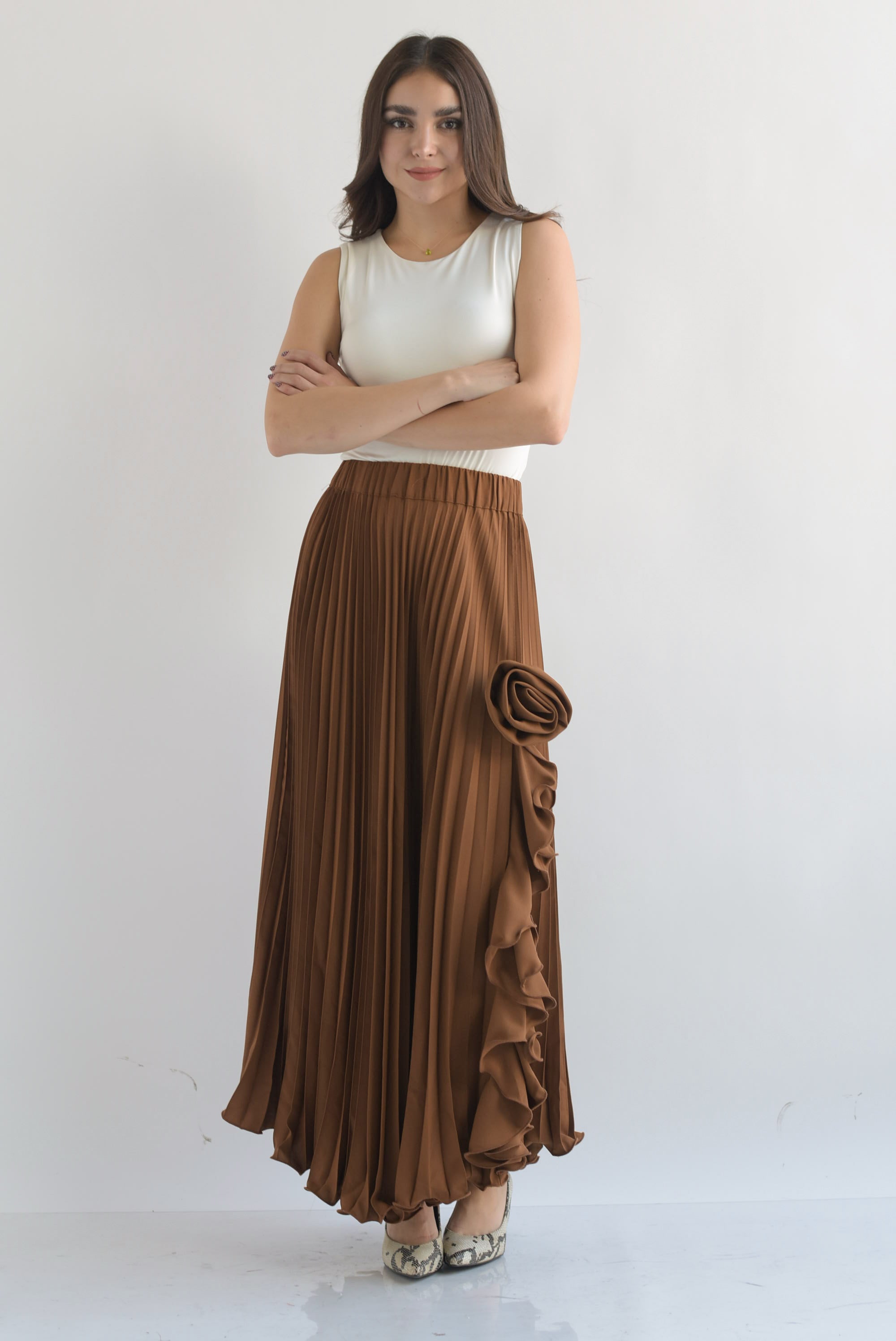 Falda plisada escarola y flor Camel