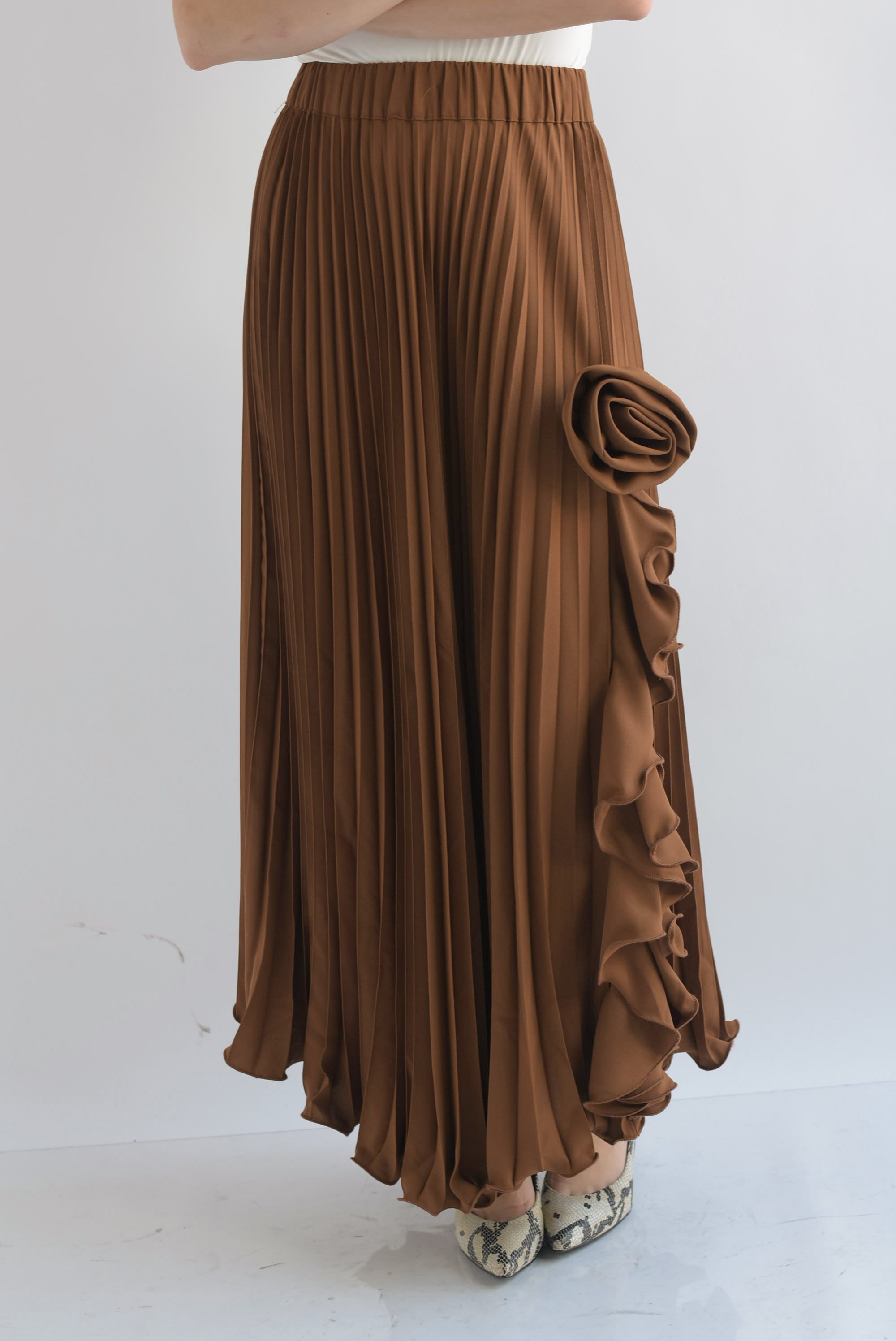 Falda plisada escarola y flor Camel