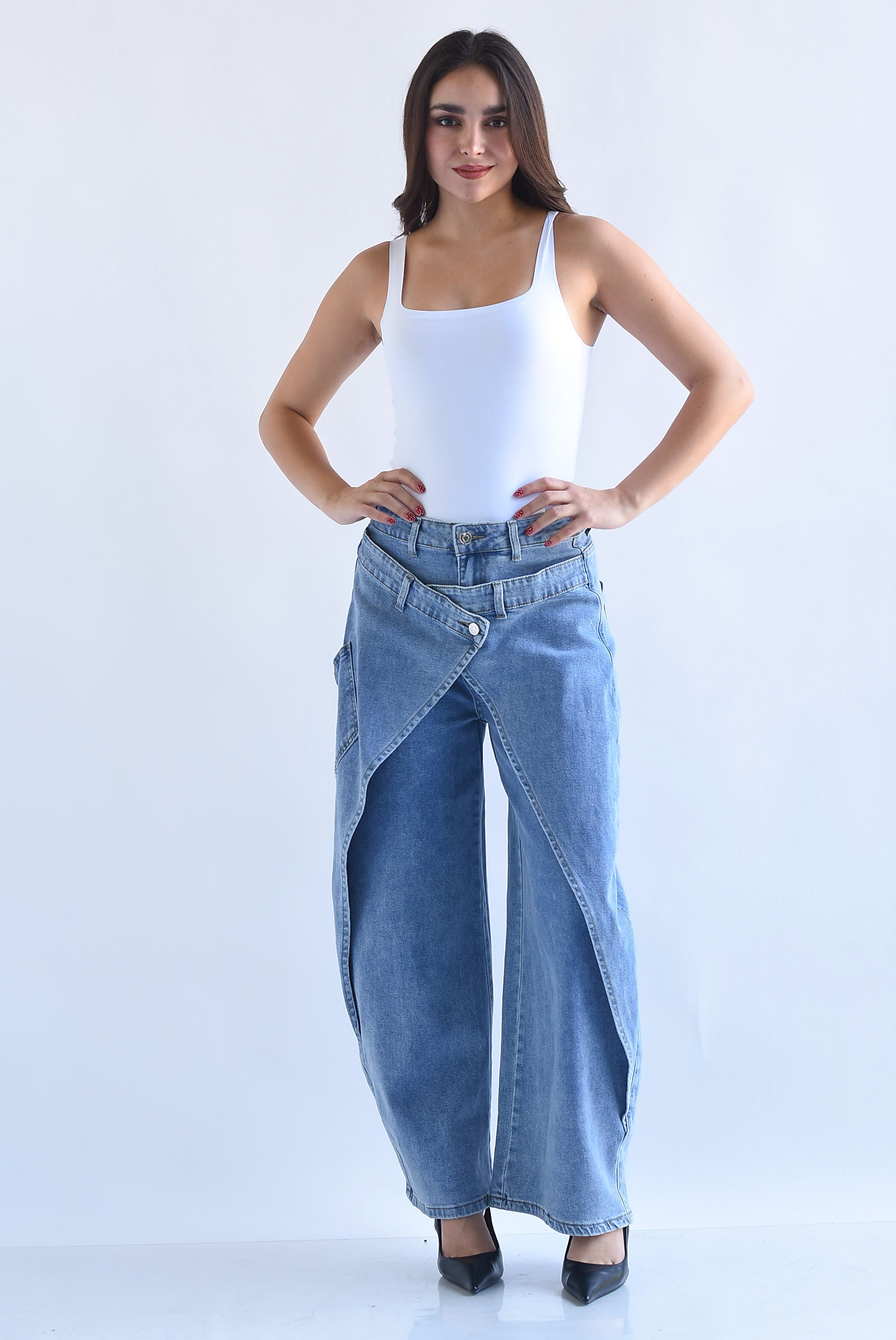 Jeans barrel envolvente asimétrico