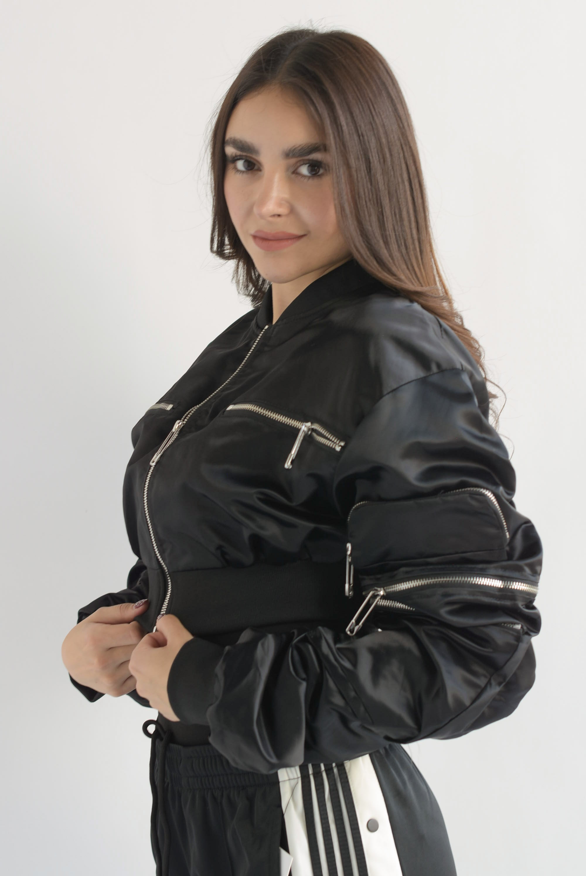 Chamarra crop bolsillos y cierres múltiples Negro