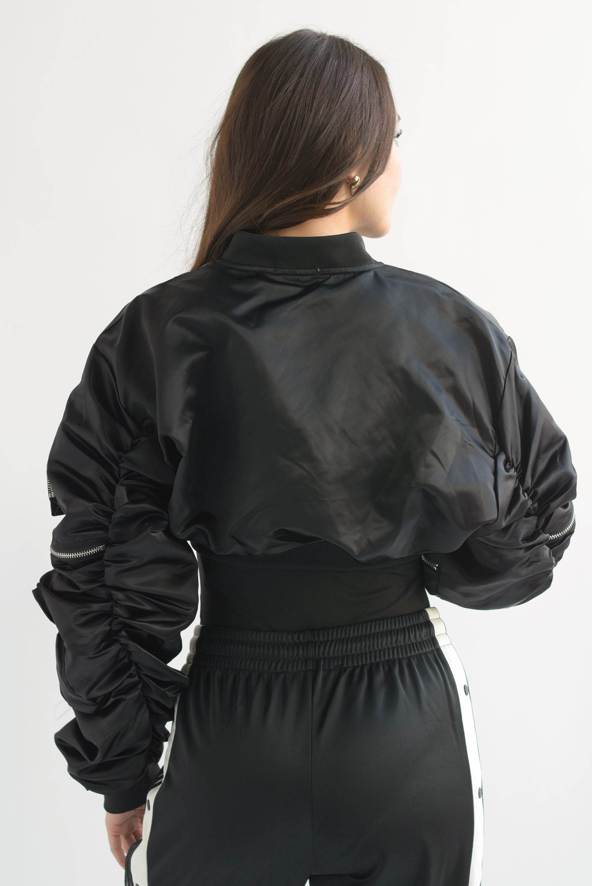 Chamarra crop bolsillos y cierres múltiples Negro