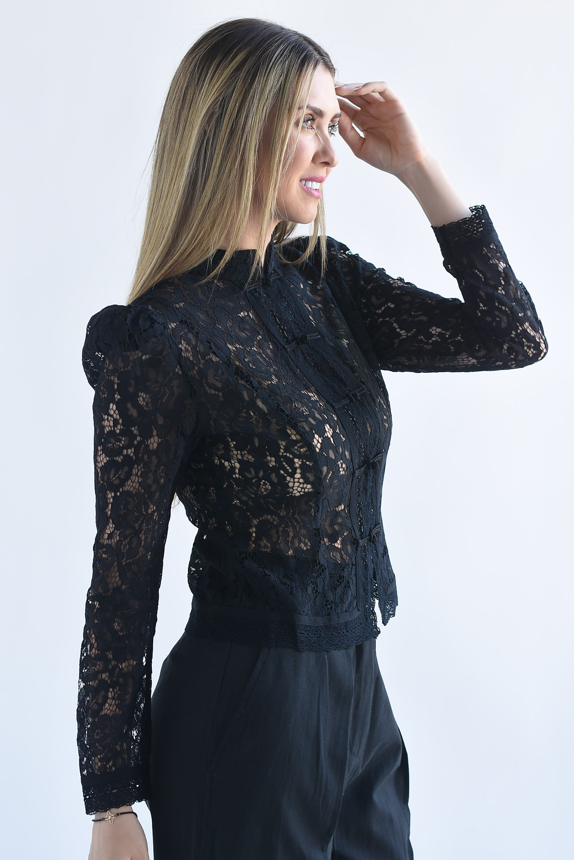 Blusa encaje lazos chinos