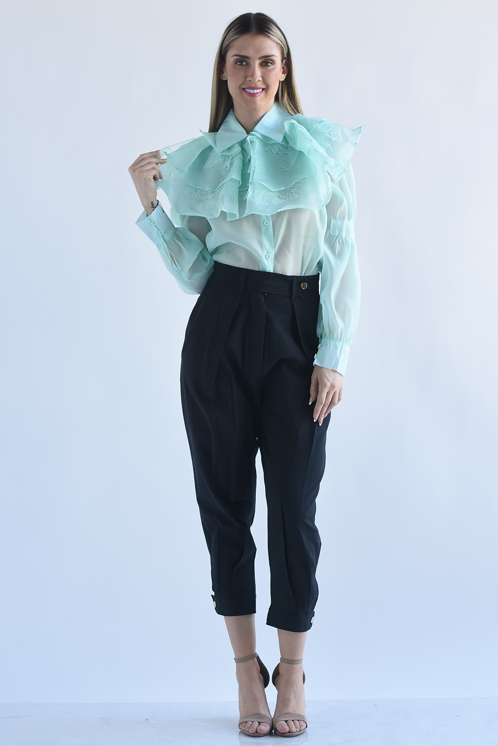 Blusa gasa cuello olanes