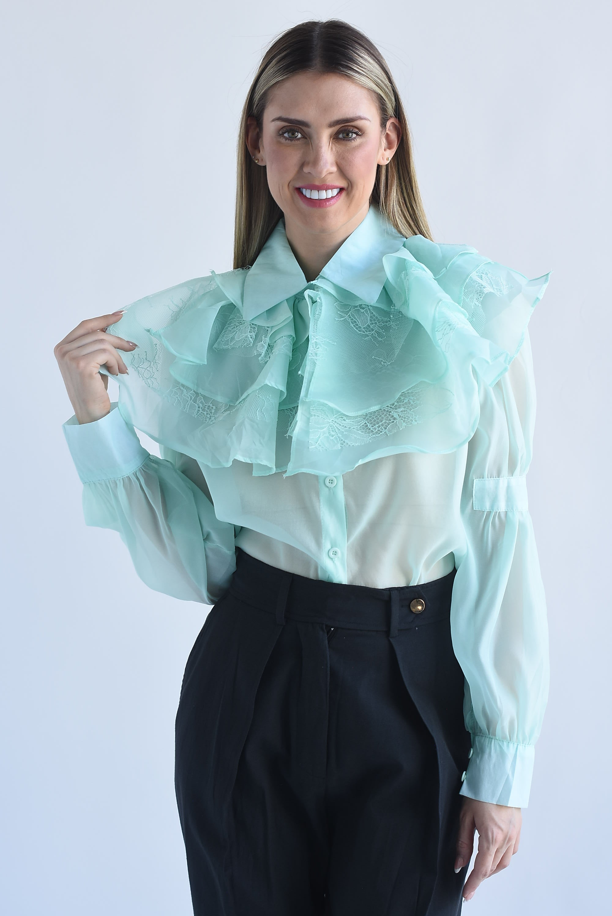 Blusa gasa cuello olanes