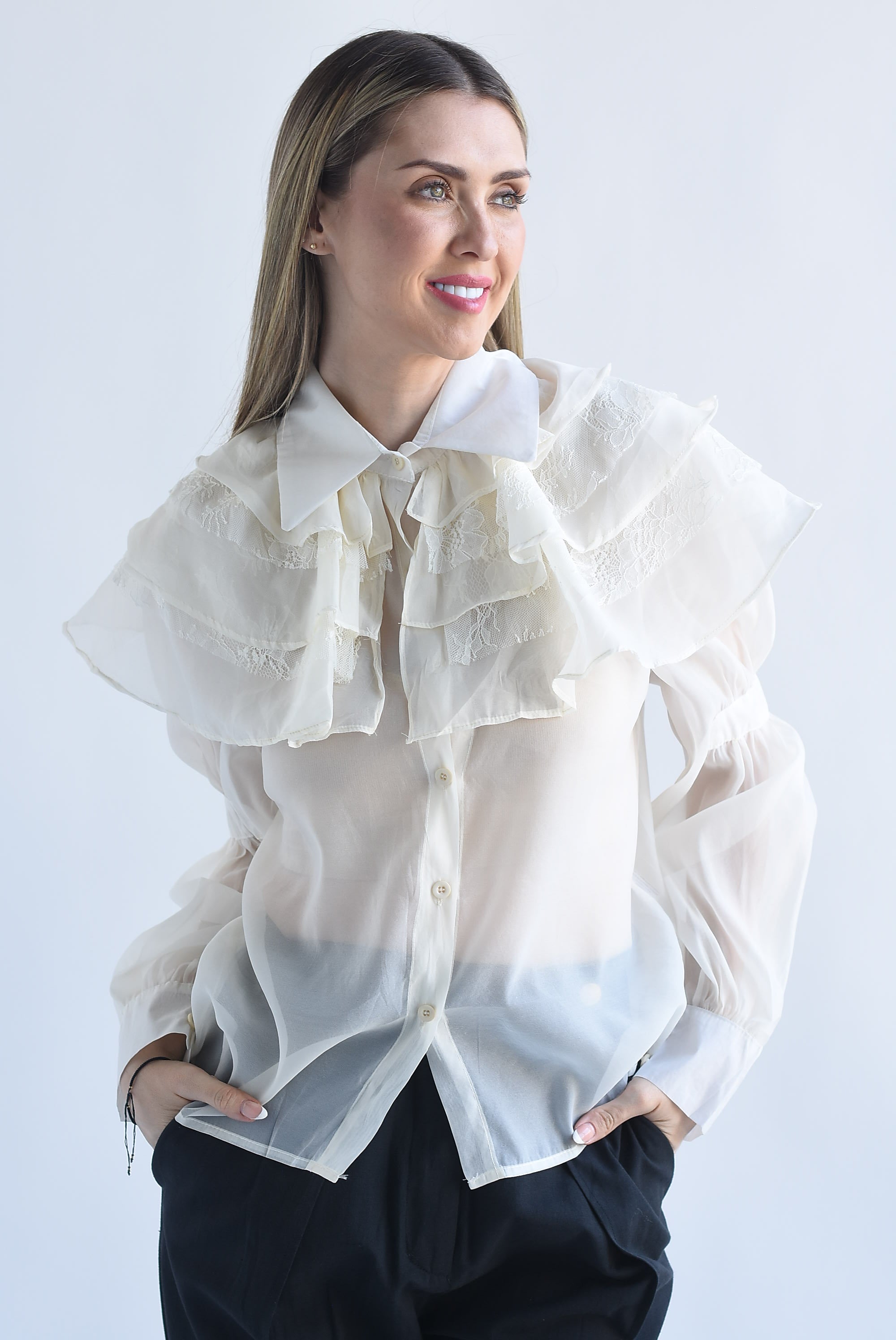 Blusa gasa cuello olanes