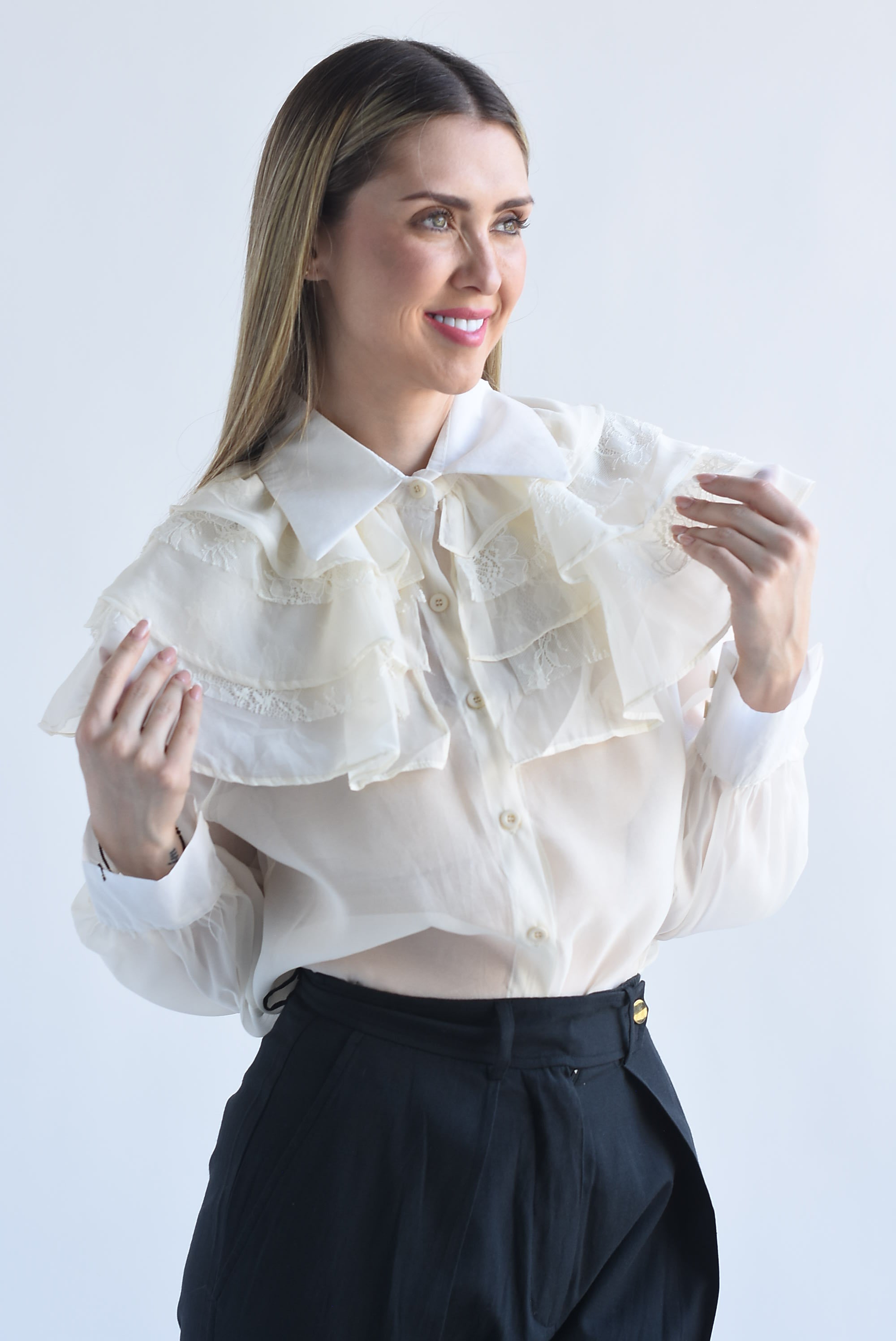 Blusa gasa cuello olanes