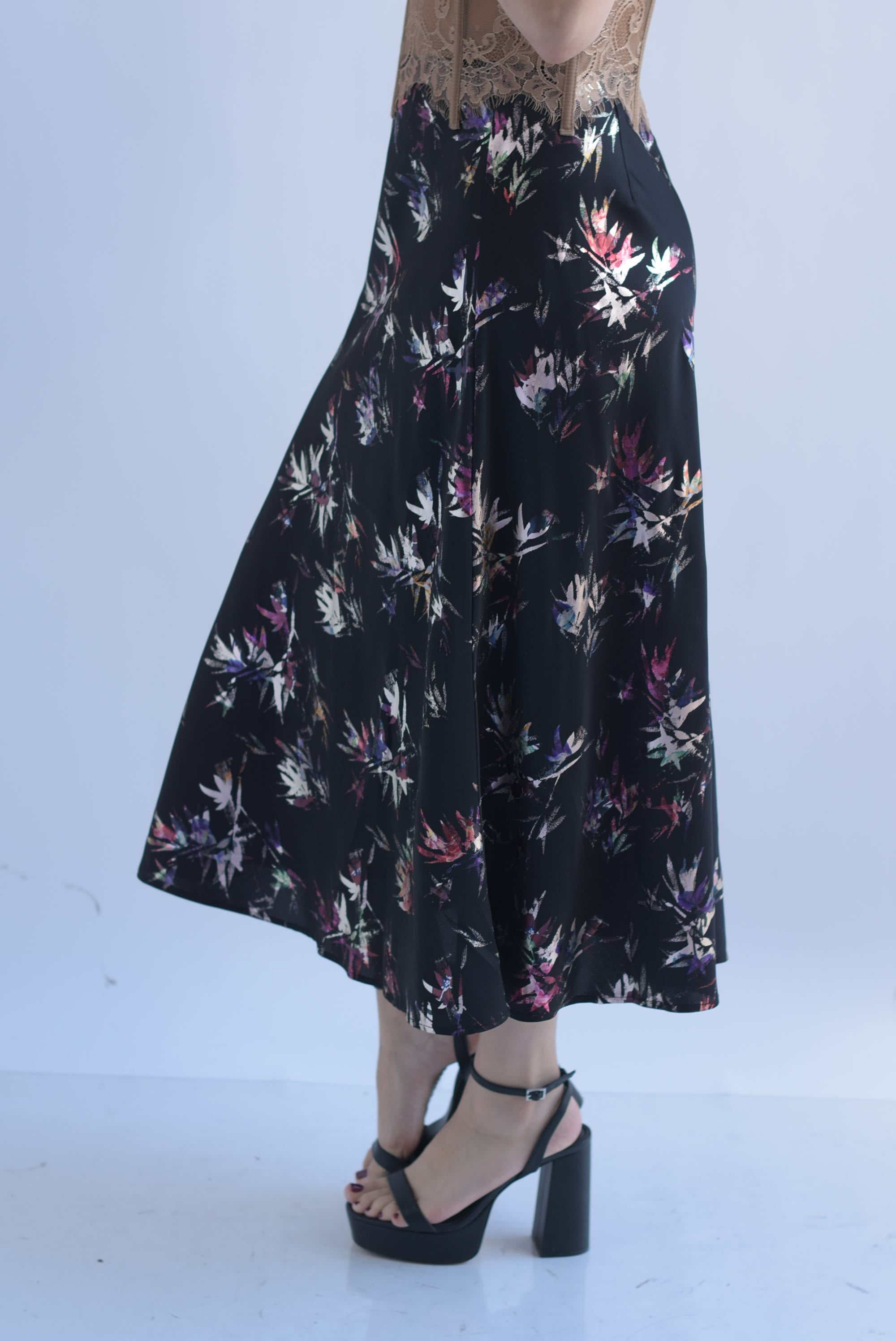 Falda corte A flores foil Negro