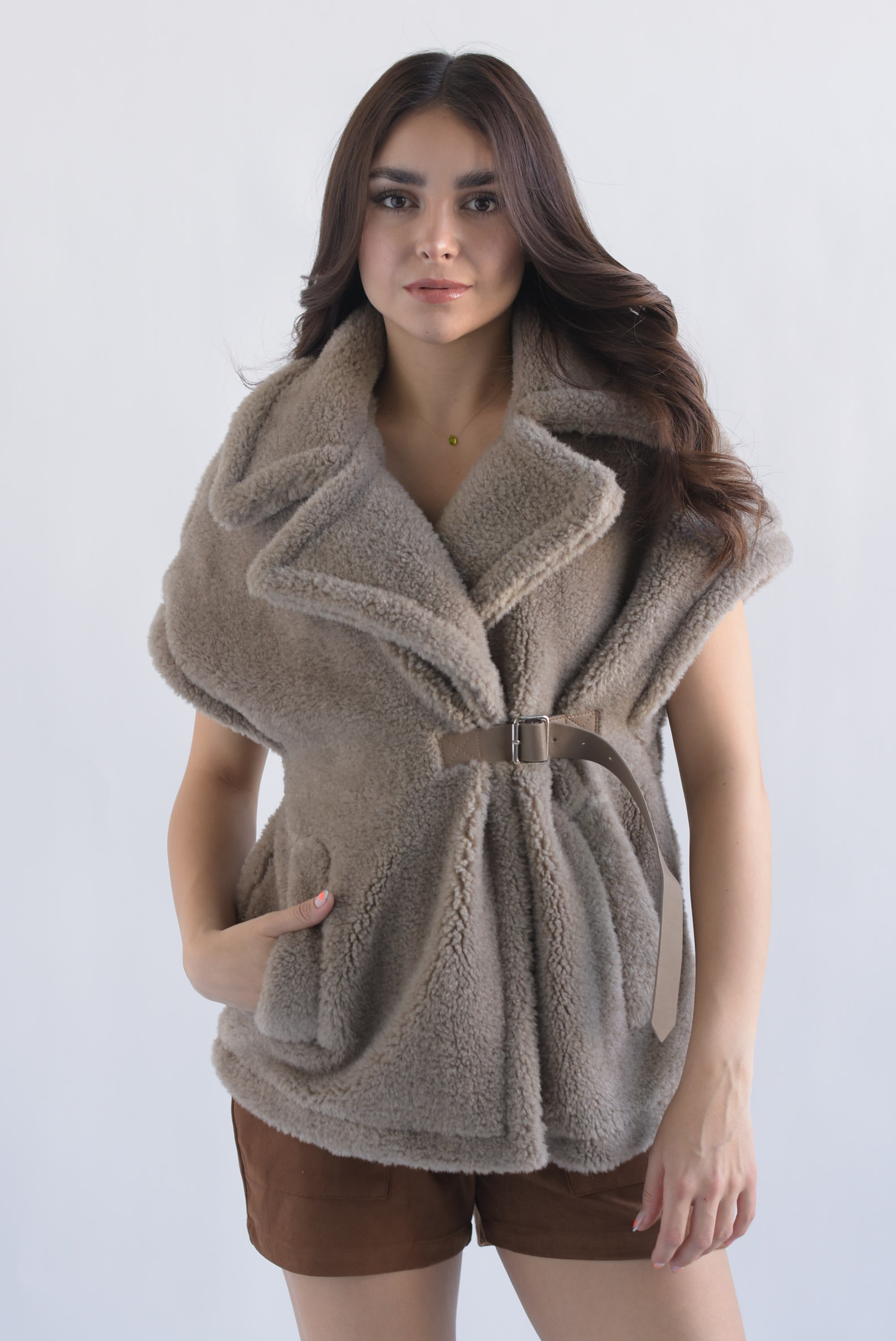 Chaleco fur cinturón vinipiel Moka