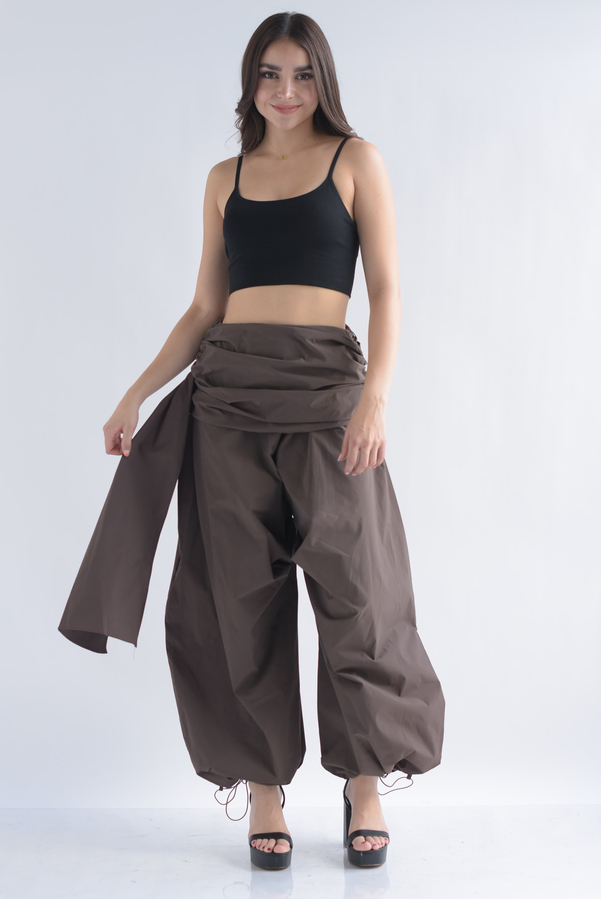 Pantalón globo pretina drapeada cauda