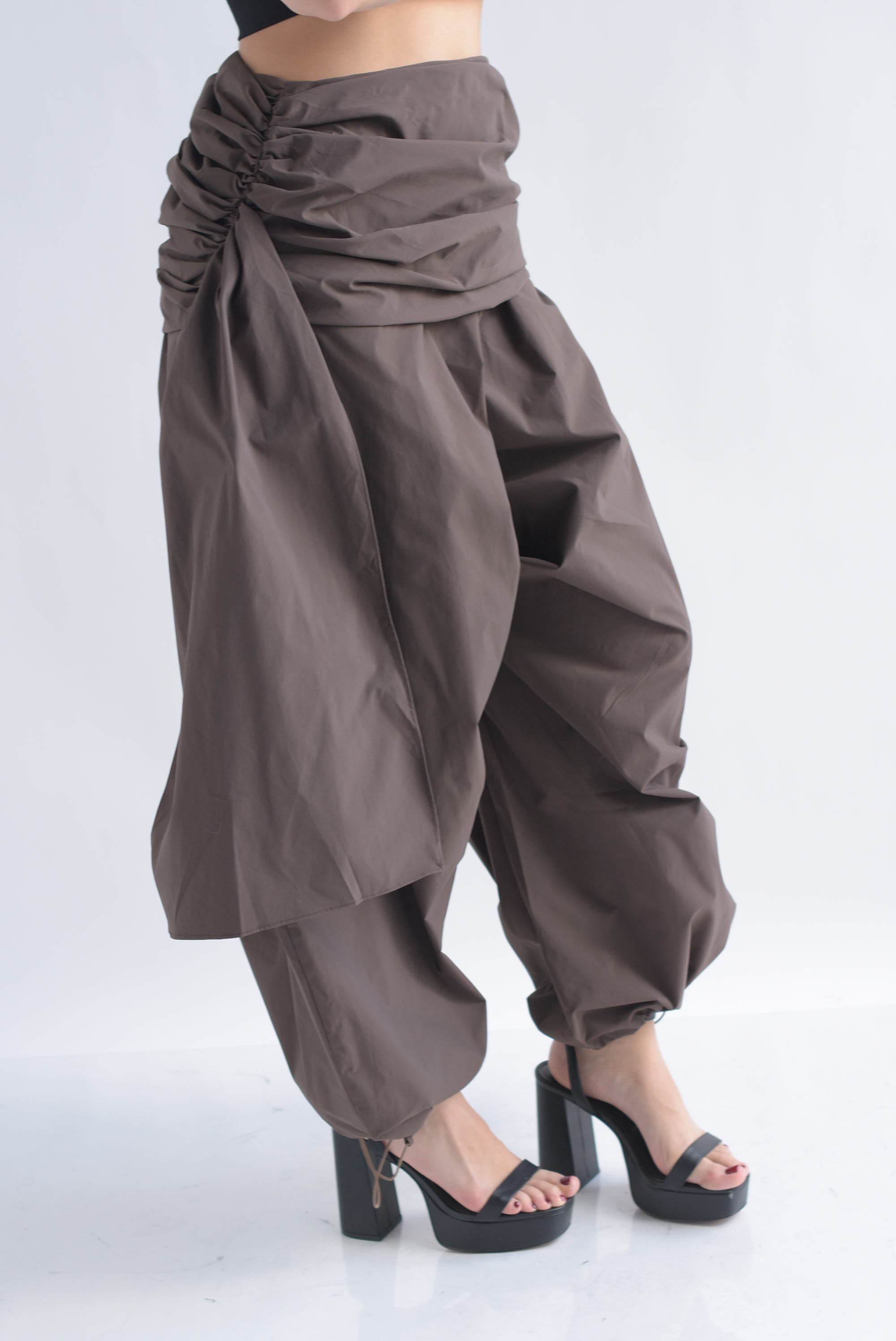 Pantalón globo pretina drapeada cauda