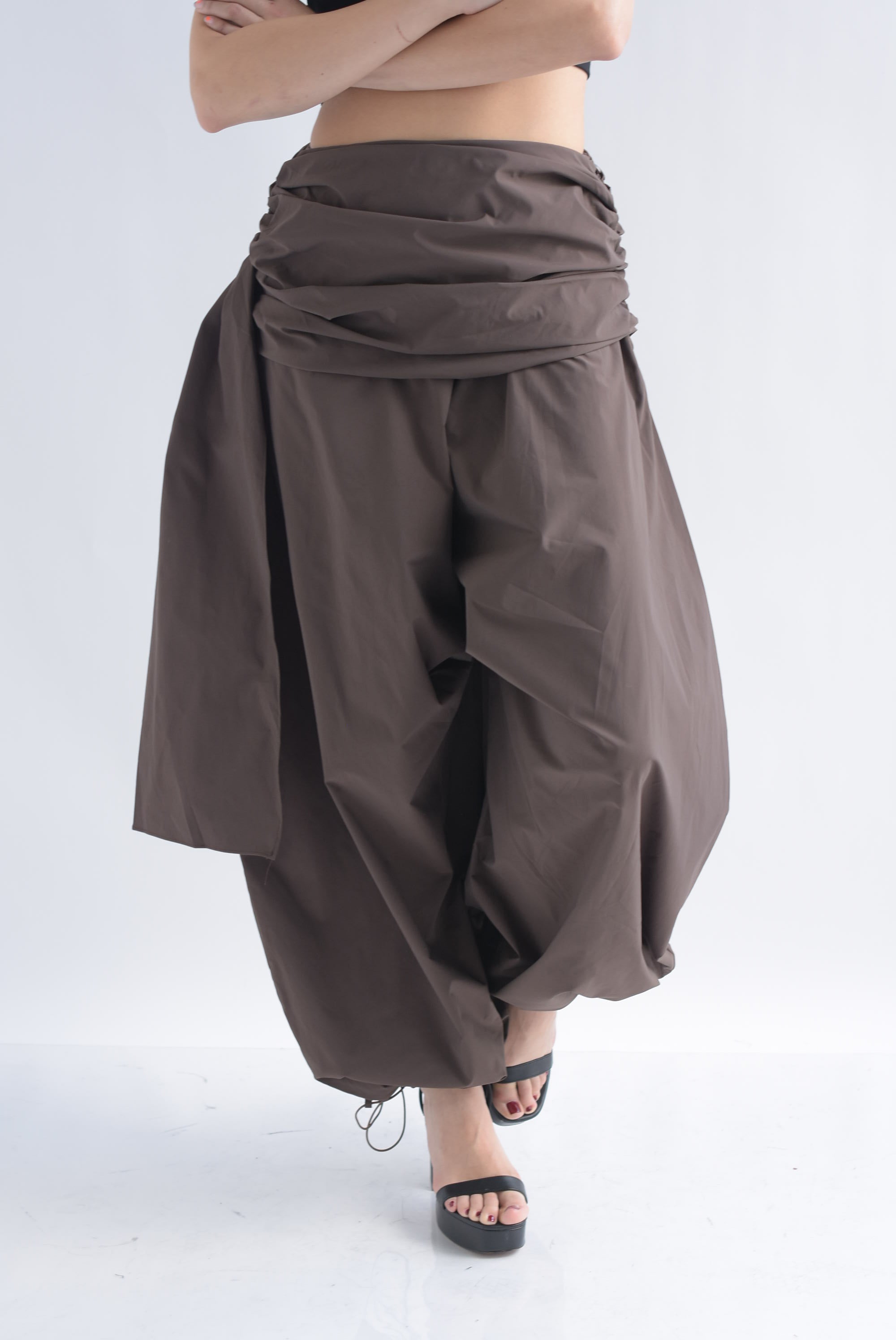 Pantalón globo pretina drapeada cauda