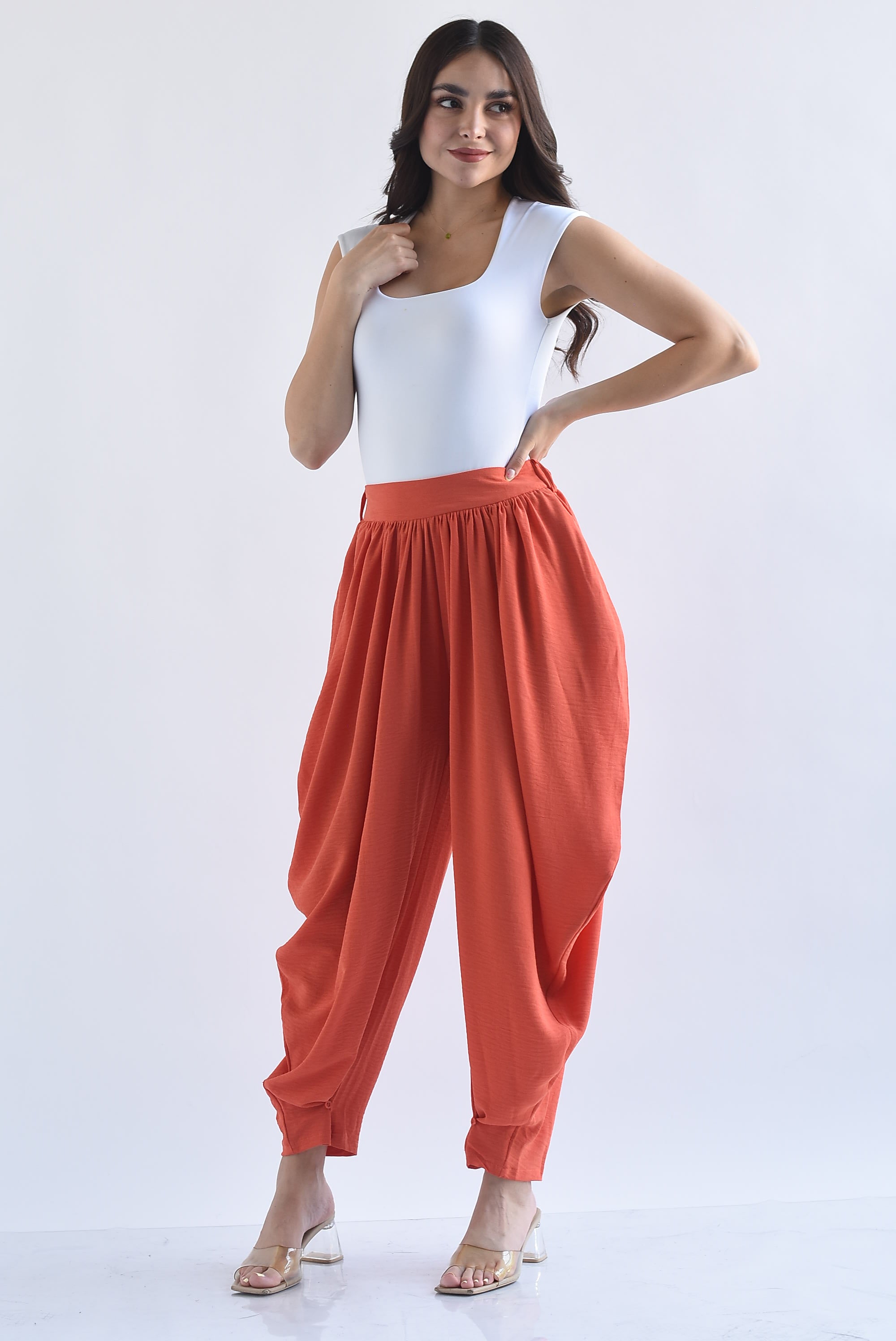 Pantalón globo tobillo botón