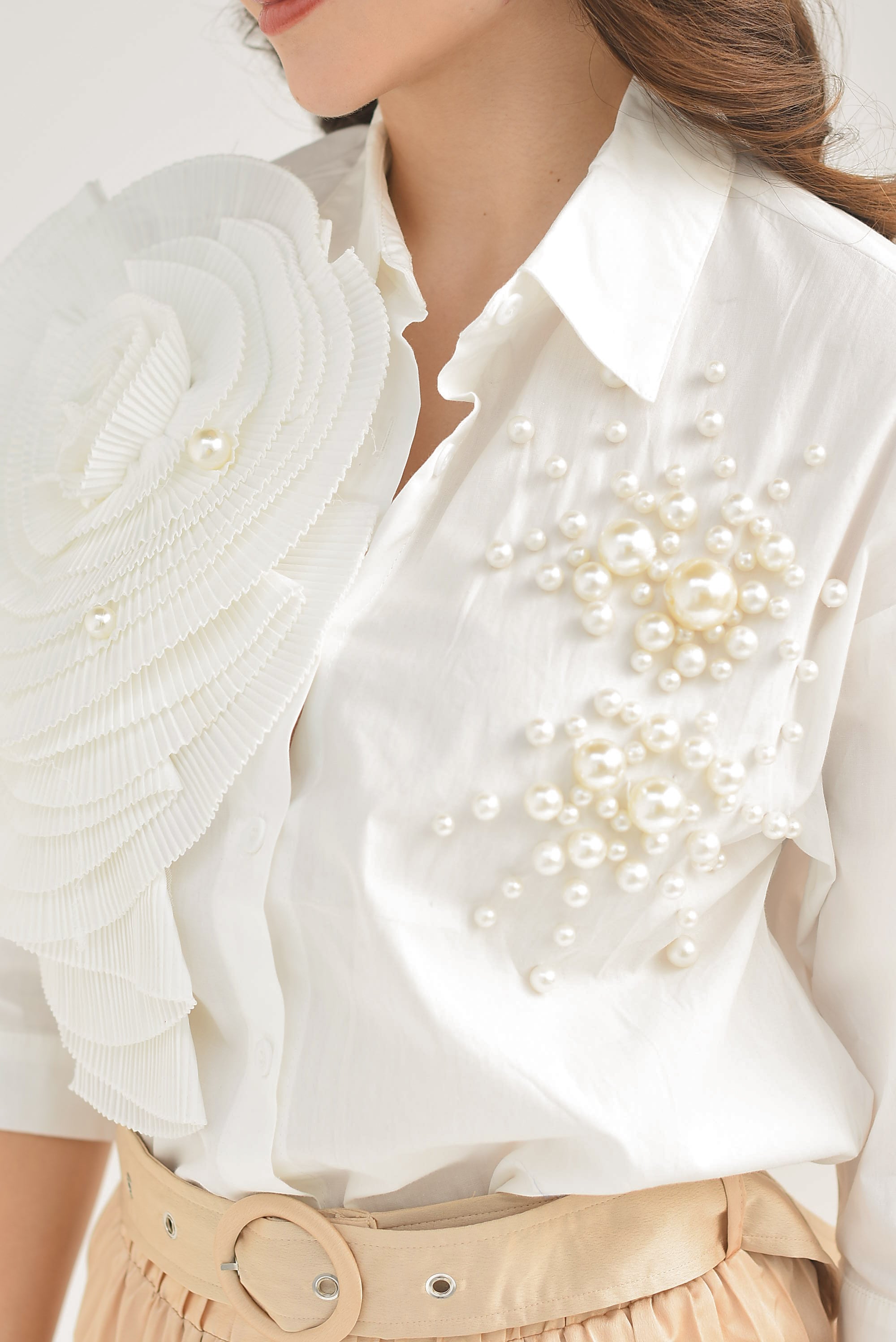Blusa Flor acordeón y perlas Blanca