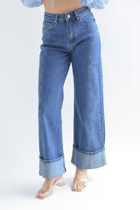 Fashion Styled Jeans costuras piernas dobladillo Denim Medium