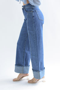 Fashion Styled Jeans costuras piernas dobladillo Denim Medium