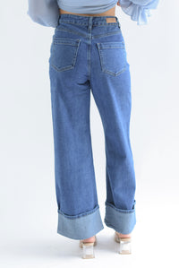 Fashion Styled Jeans costuras piernas dobladillo Denim Medium