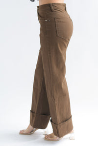 Fashion Styled Jeans costuras piernas dobladillo Espresso