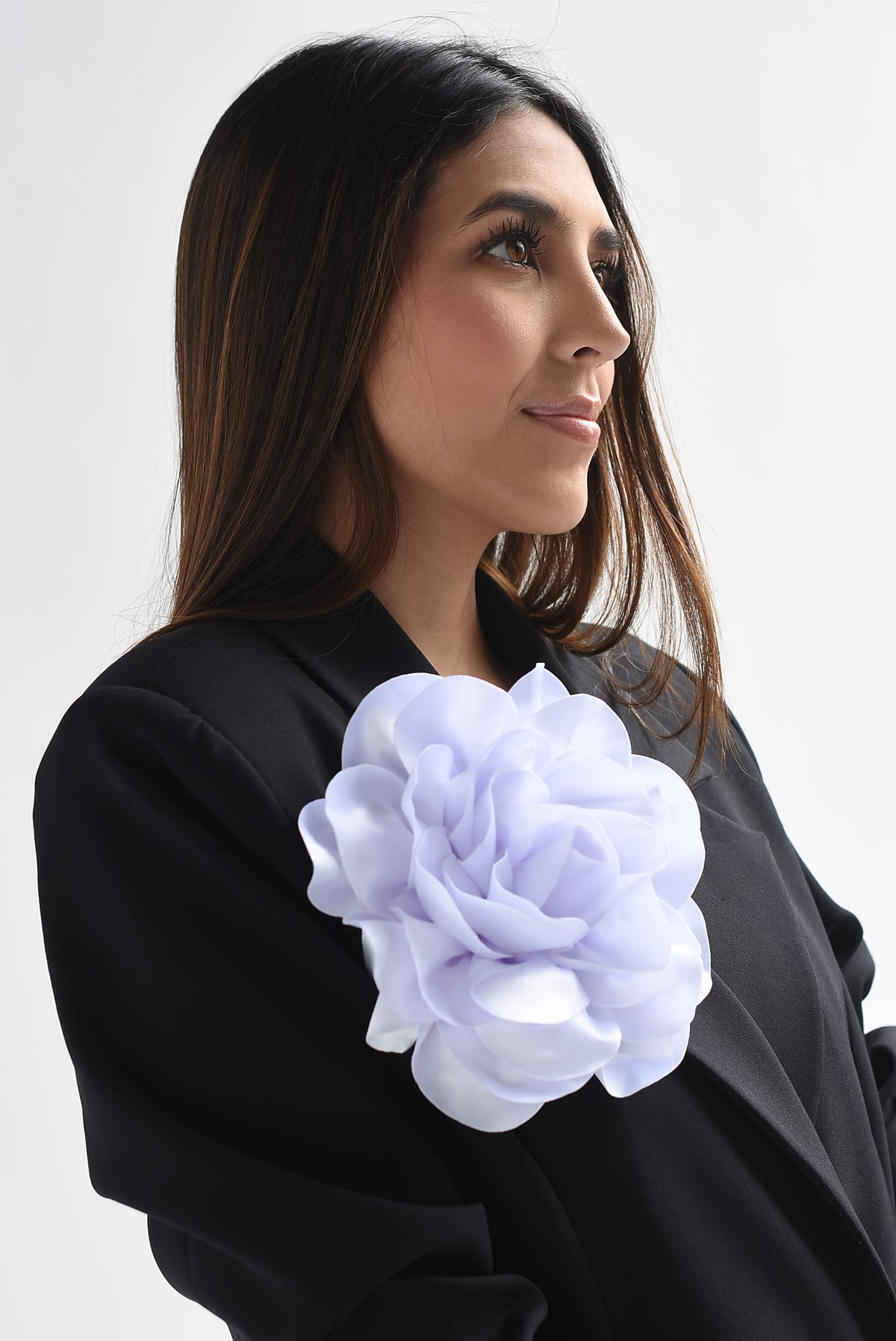 Broche flor satín