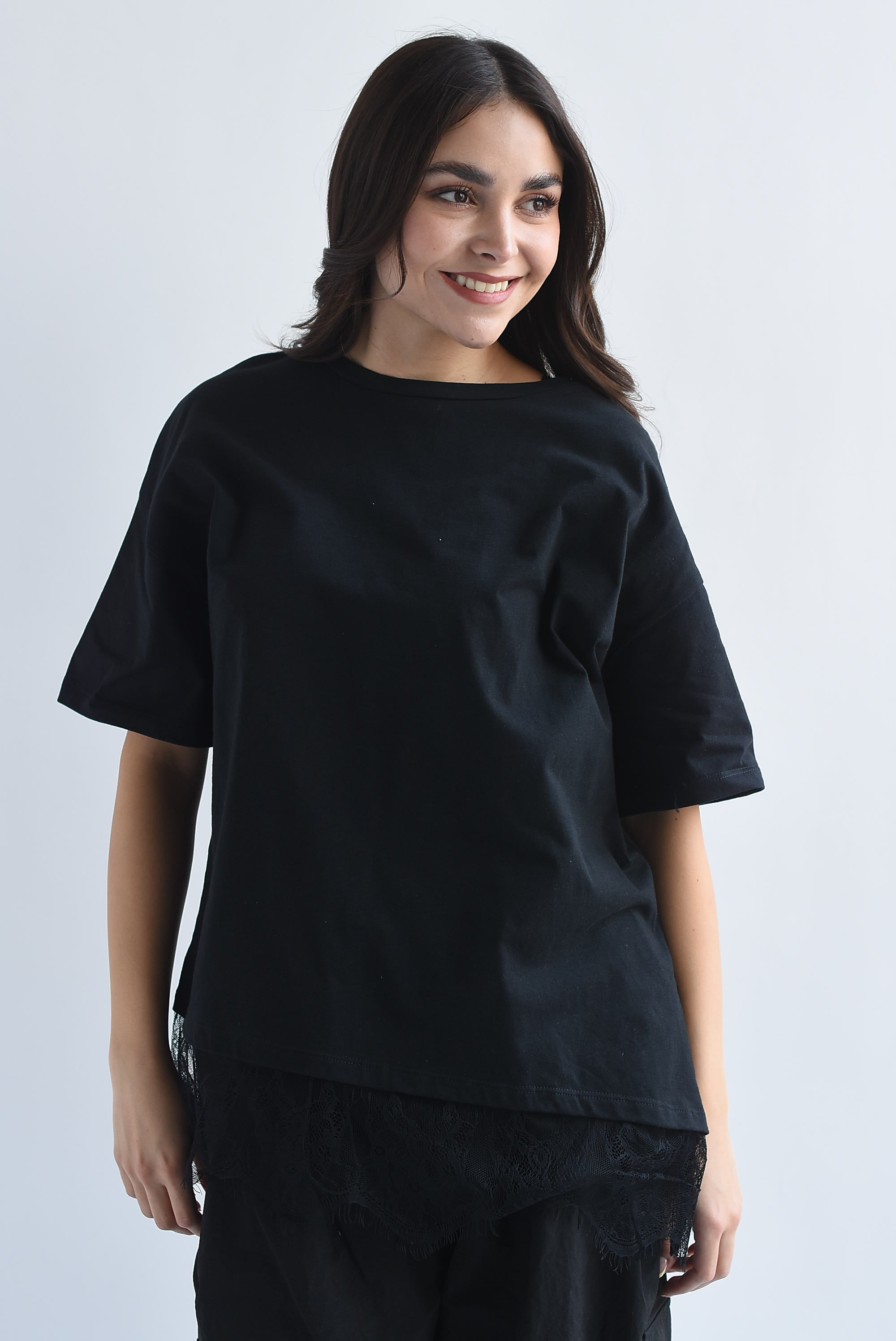 T-Shirt asimétrica tira encaje